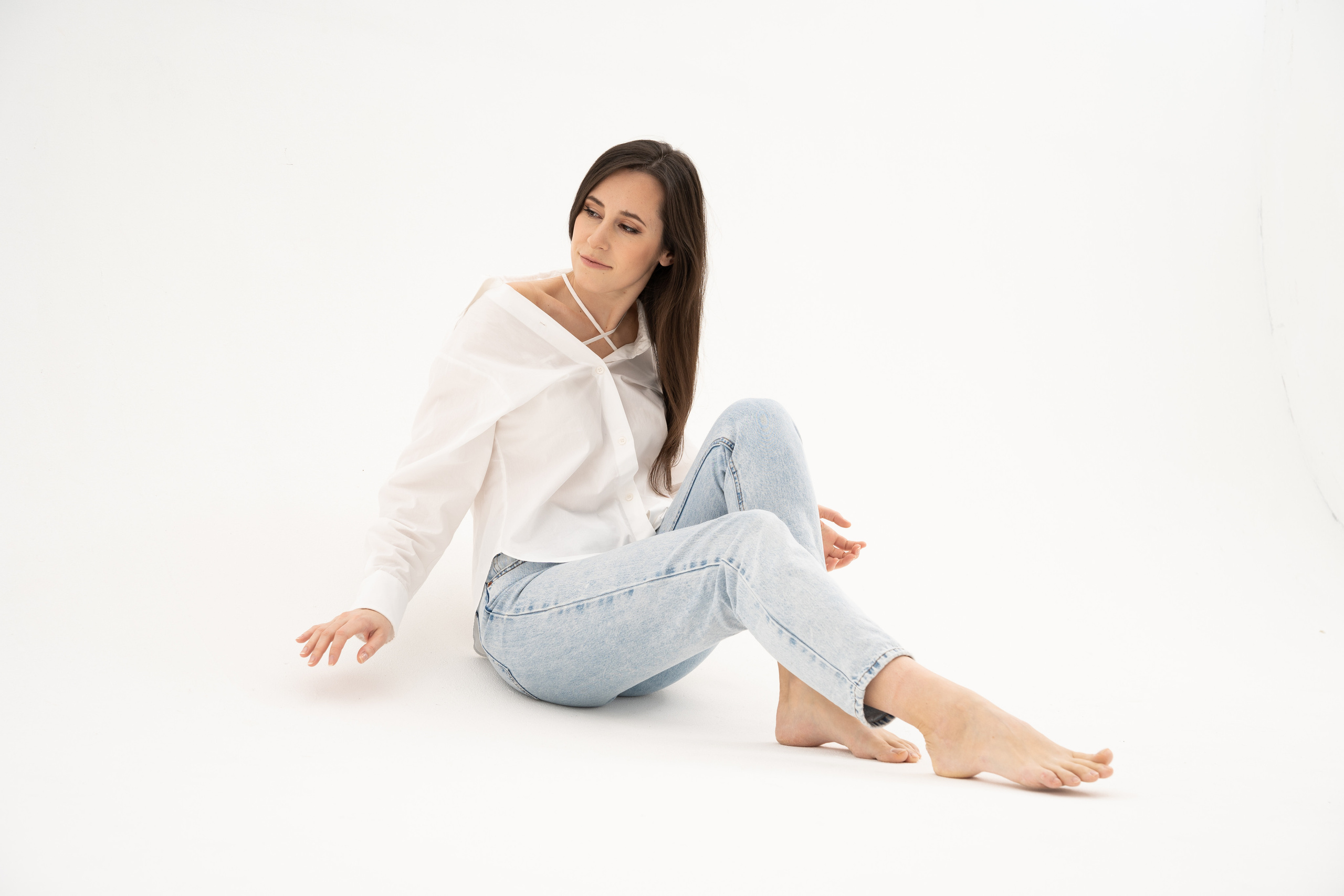 индивидуальная фотосъемка девушки на циклораме в светлом ключе