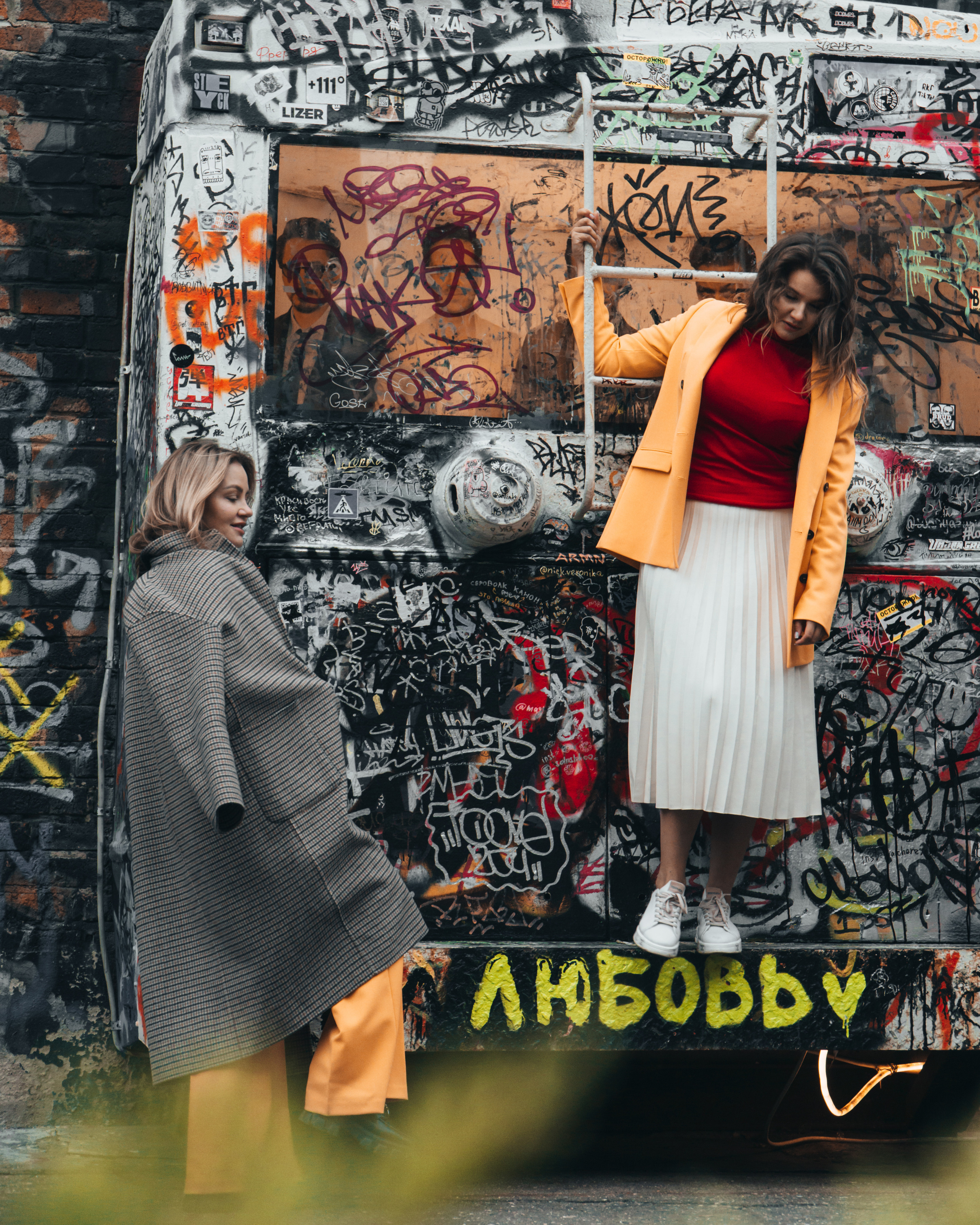 фотосессия подружек в студии и городе