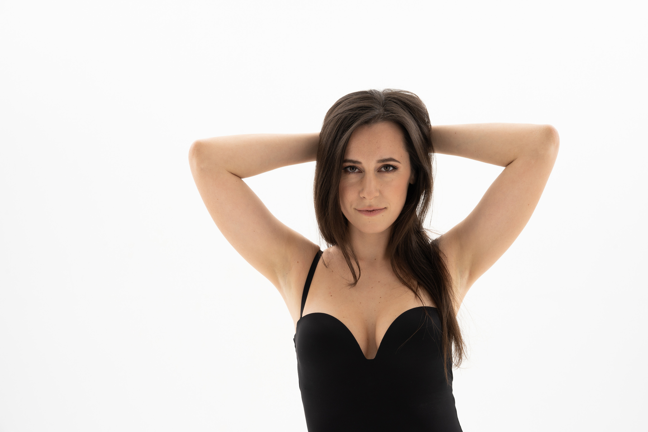 индивидуальная фотосъемка девушки на циклораме в светлом ключе