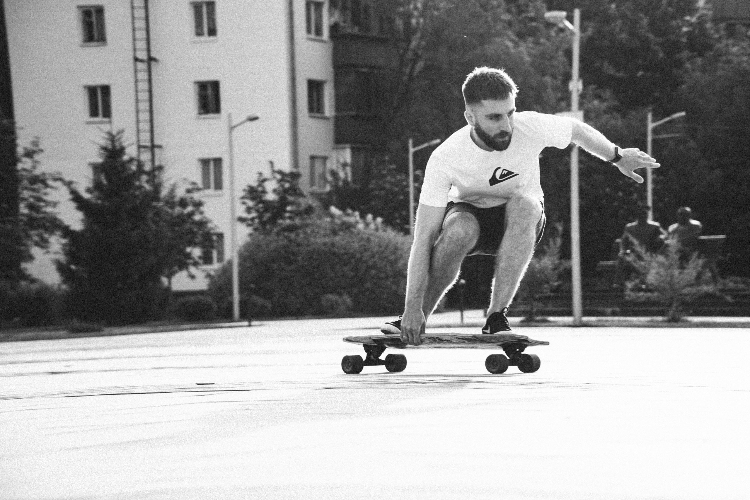 уличная мужская фотосессия с лонгбордом 