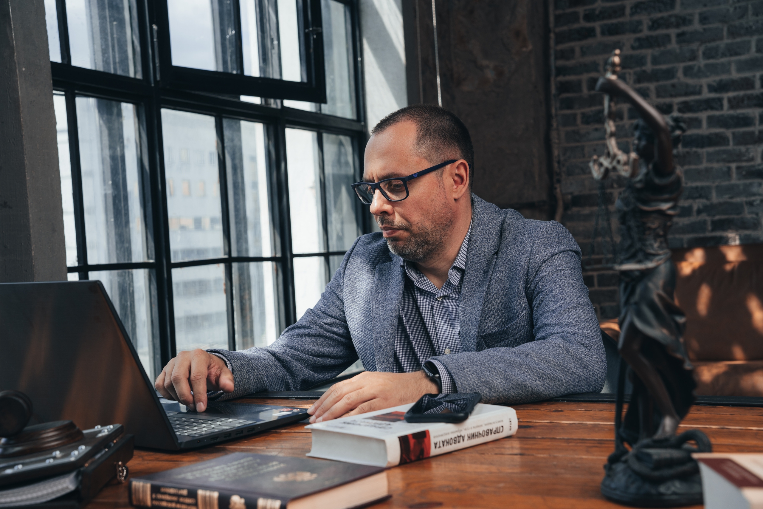 контентная фотосессия для адвокатов в лофте