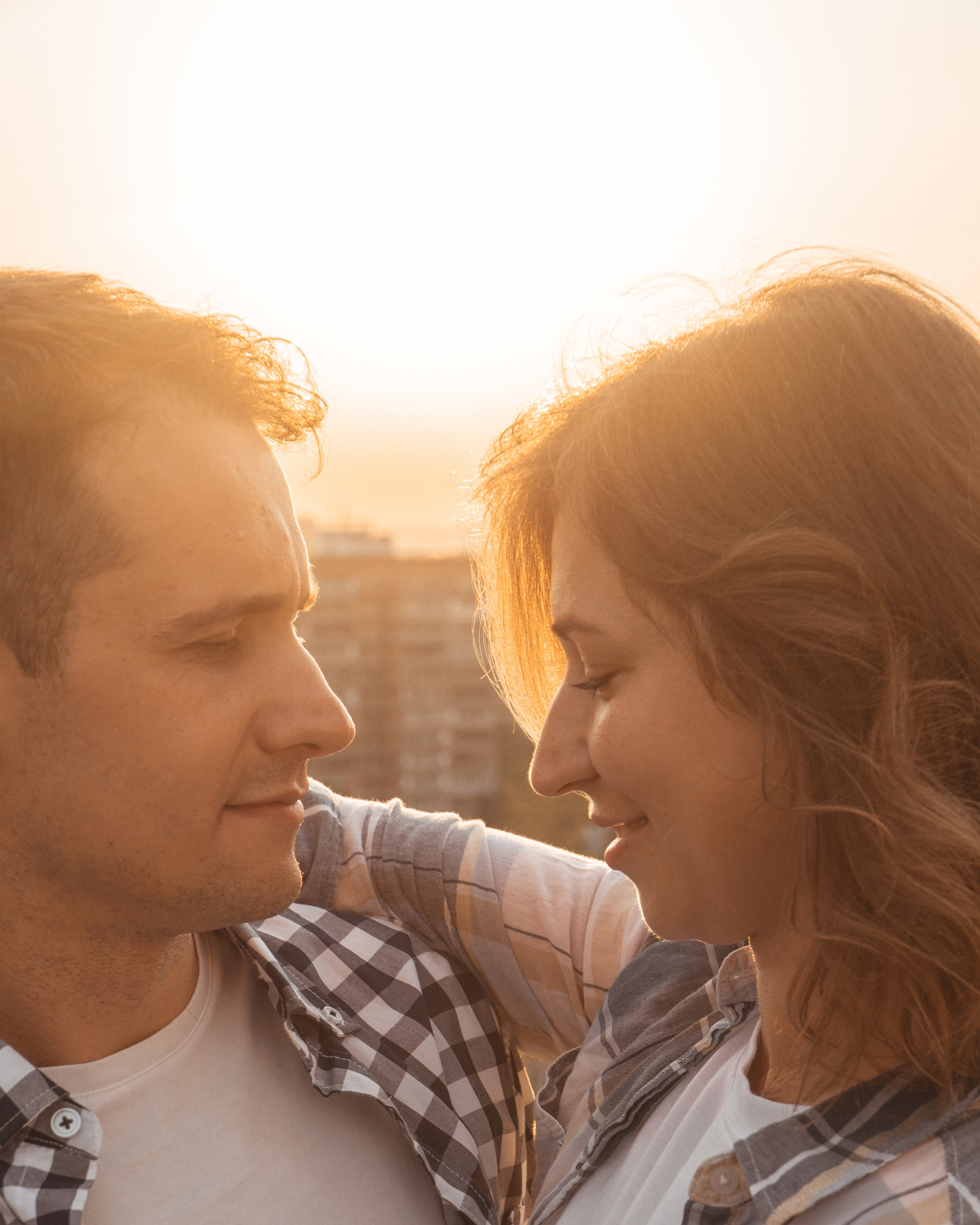 lovestory на закате, крыша дома