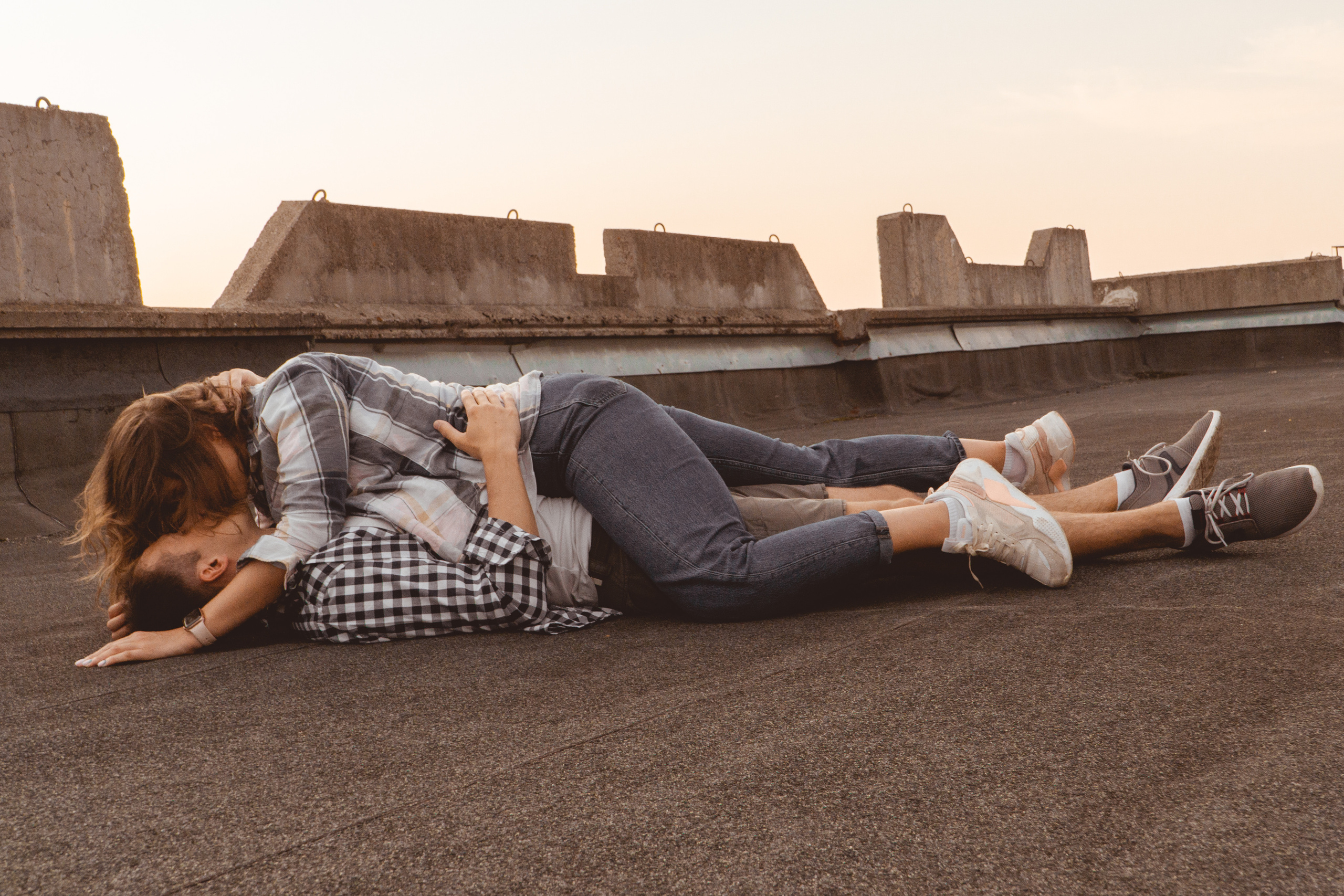 lovestory на закате, крыша дома