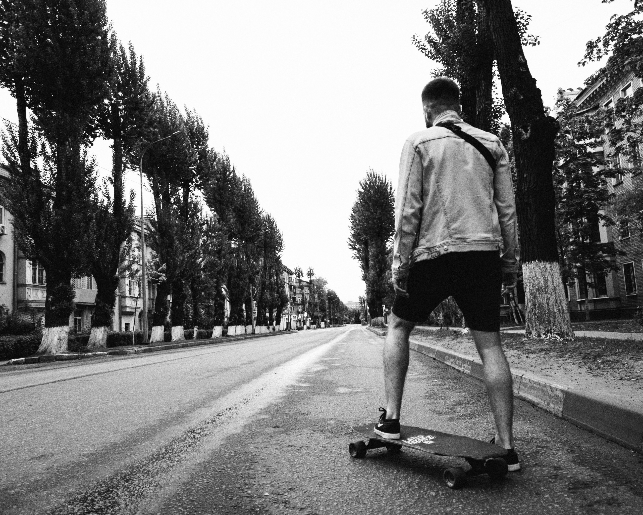 уличная мужская фотосессия с лонгбордом 