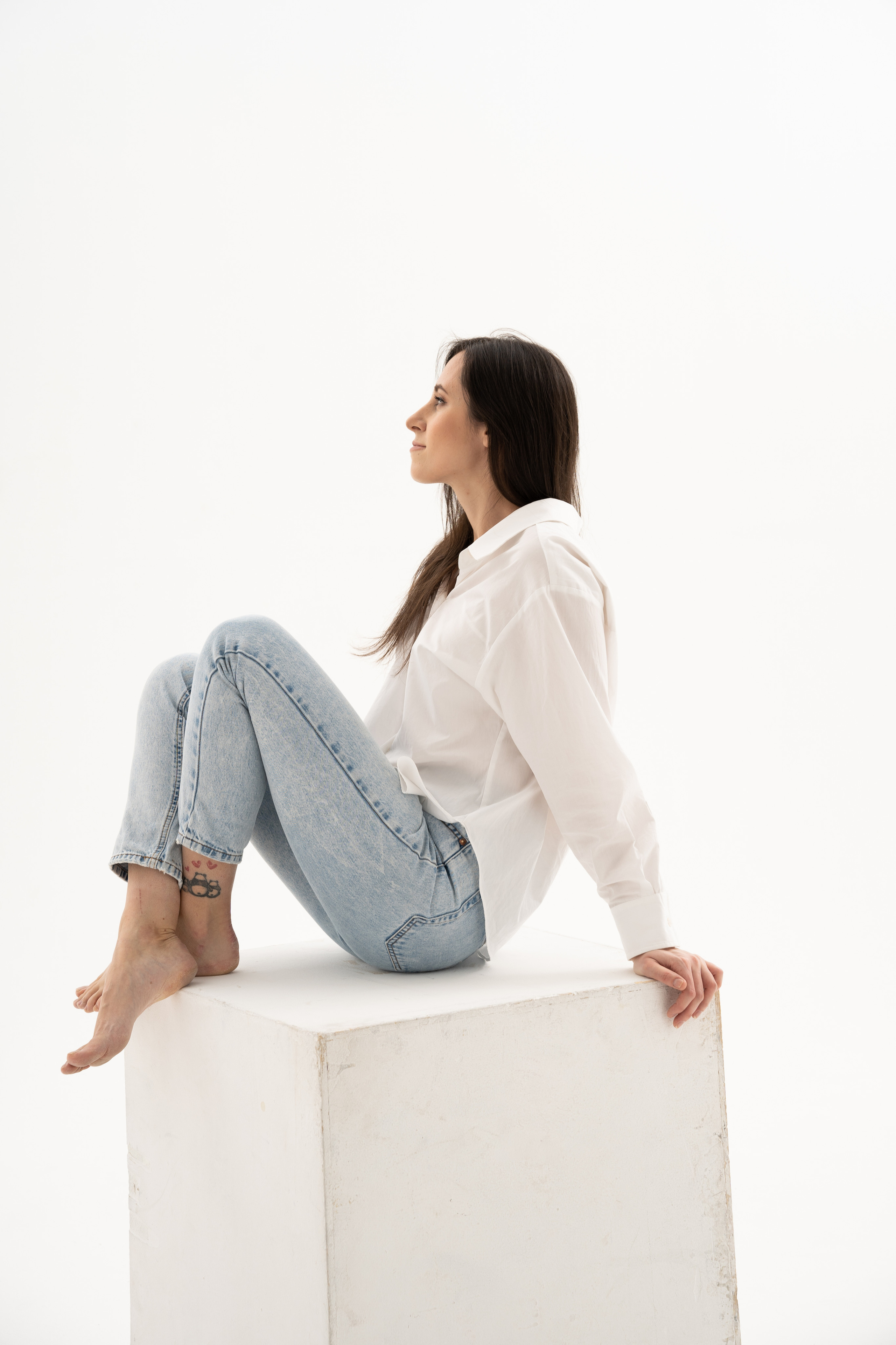 индивидуальная фотосъемка девушки на циклораме в светлом ключе