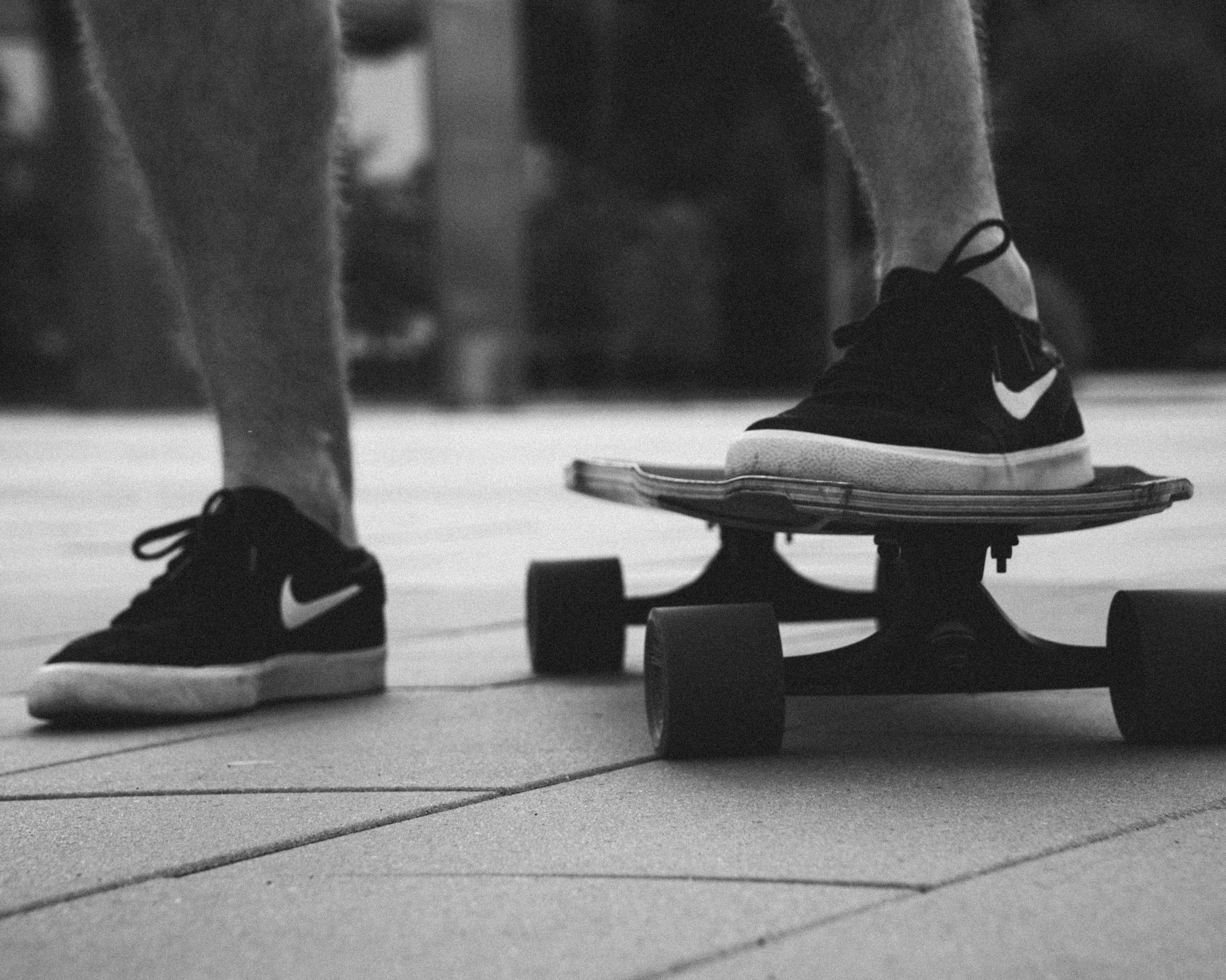 уличная мужская фотосессия с лонгбордом 