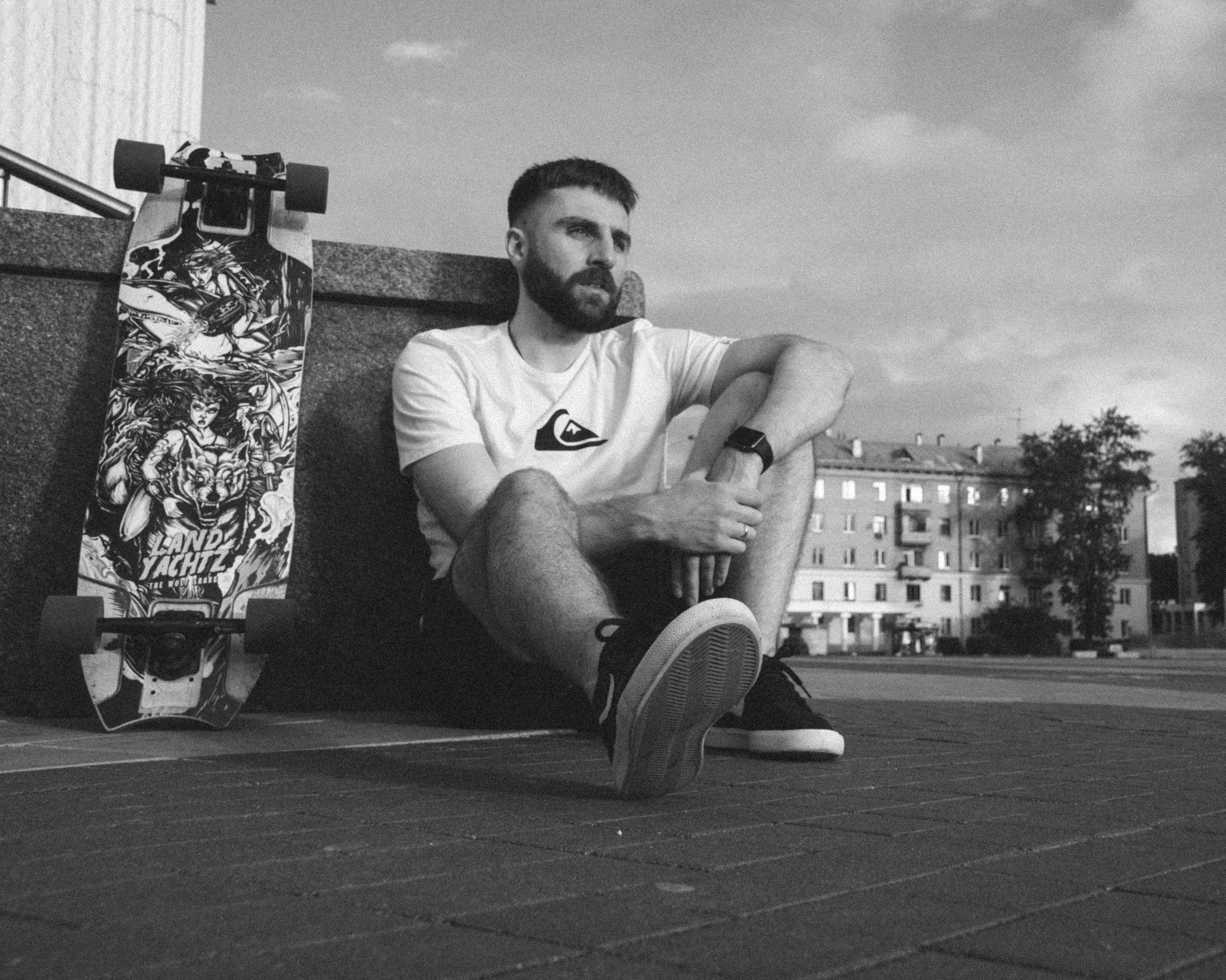 уличная мужская фотосессия с лонгбордом 