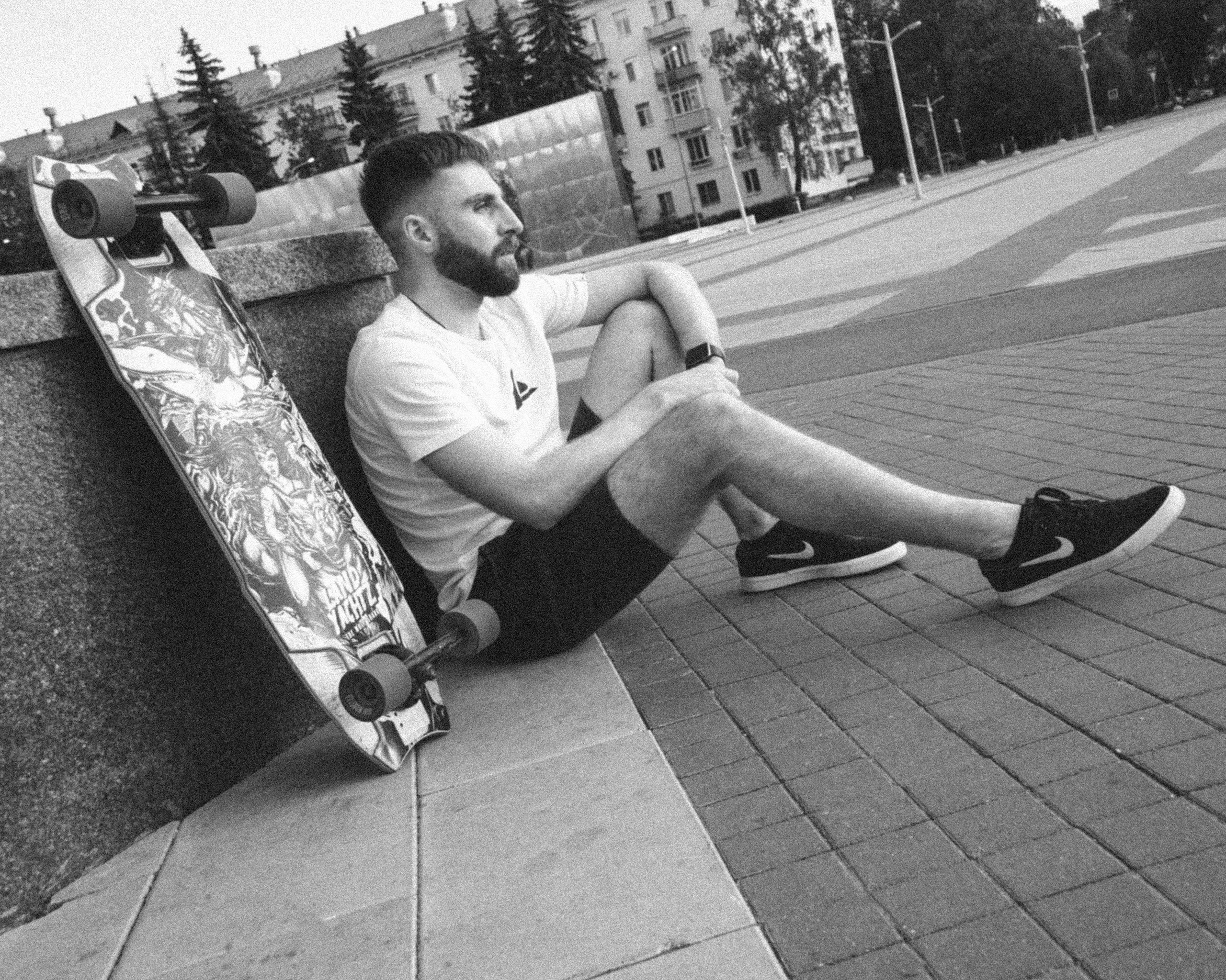 уличная мужская фотосессия с лонгбордом 