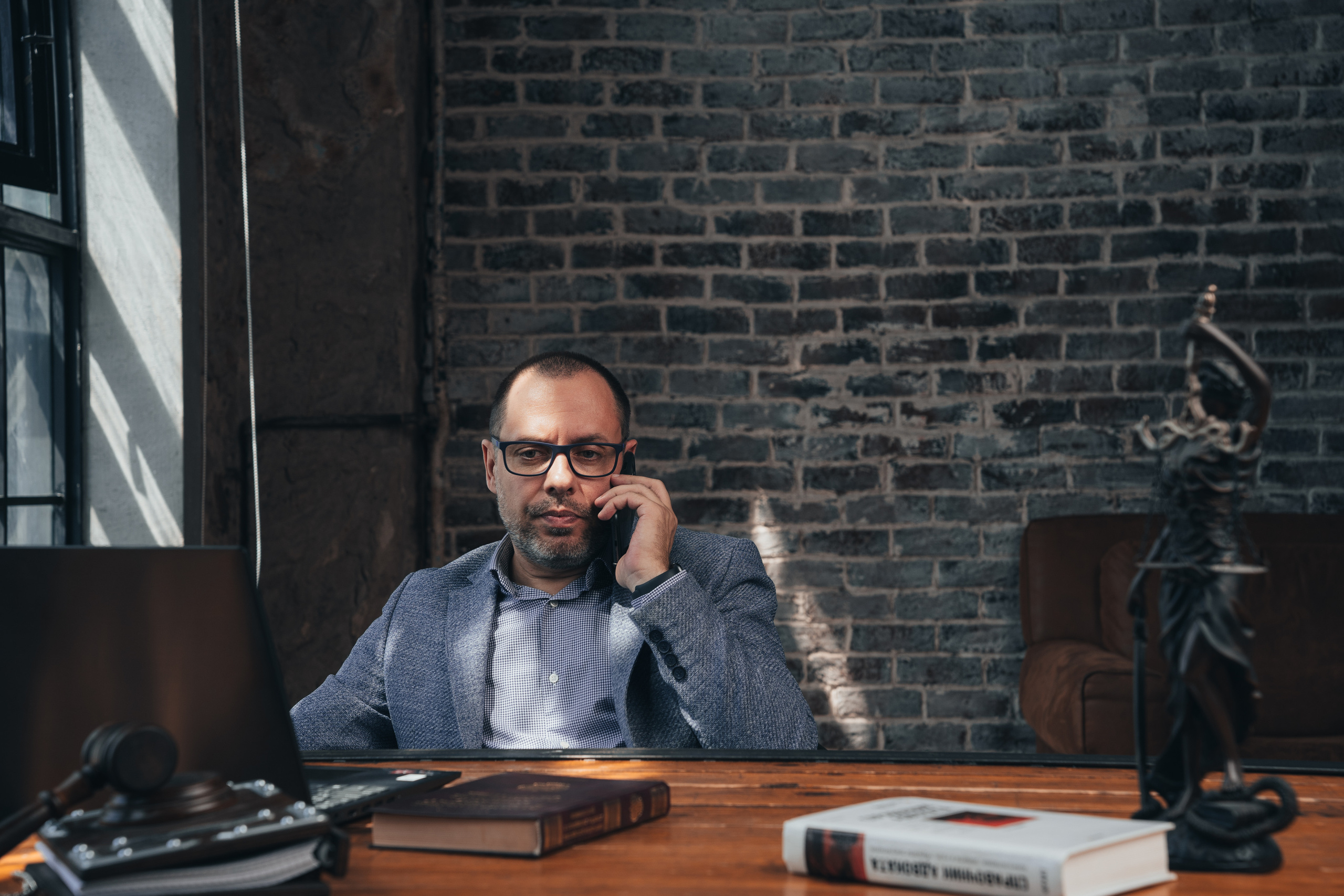 контентная фотосессия для адвокатов в лофте