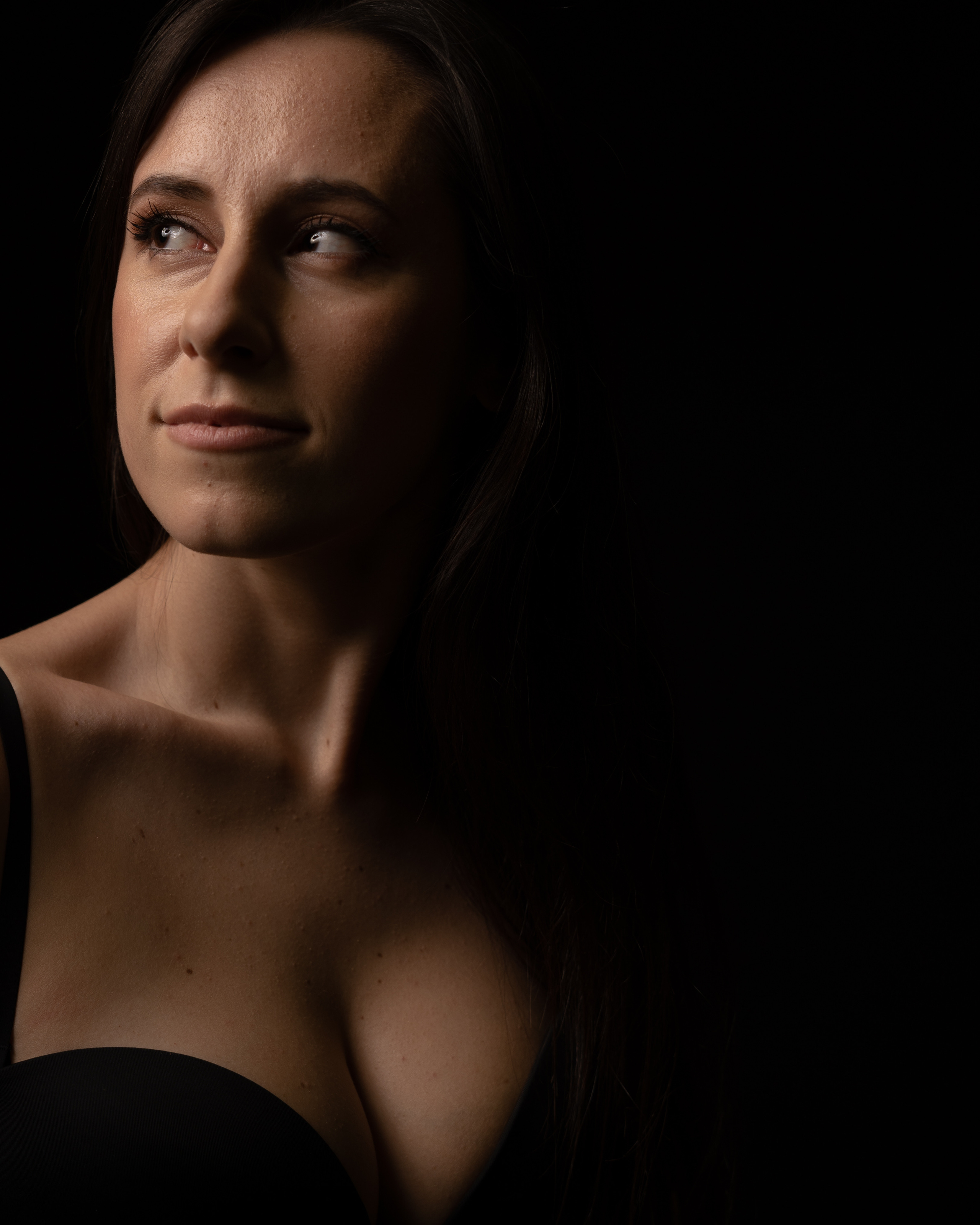 индивидуальная фотосъемка девушки на циклораме в низком ключе