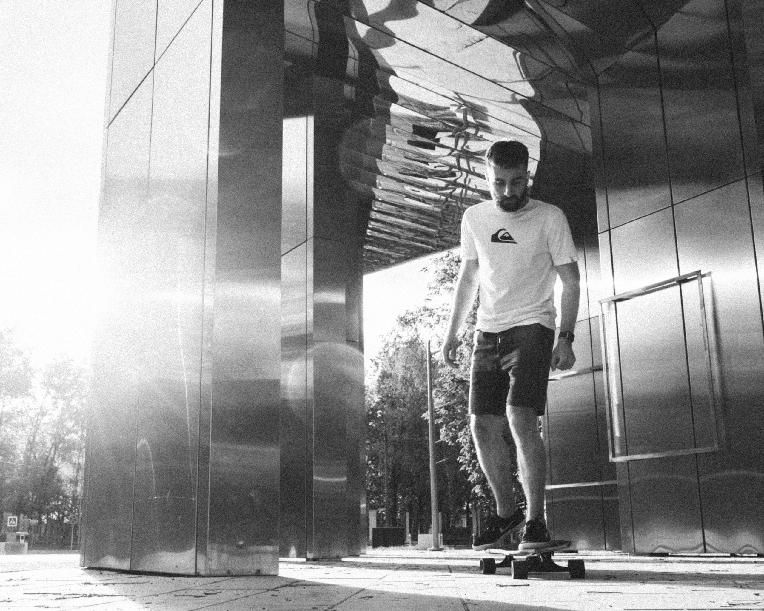 уличная мужская фотосессия с лонгбордом 