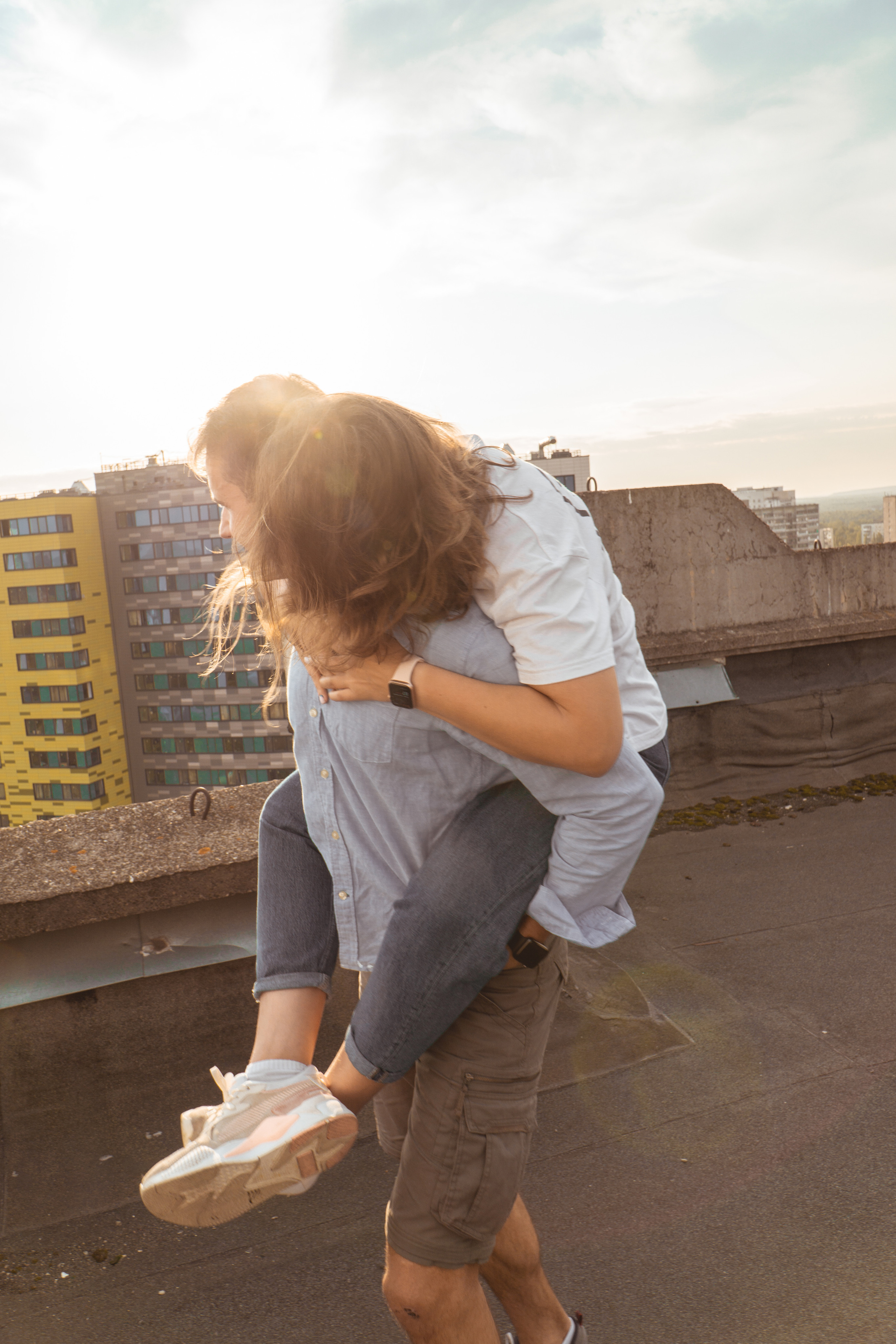 lovestory на закате, крыша дома