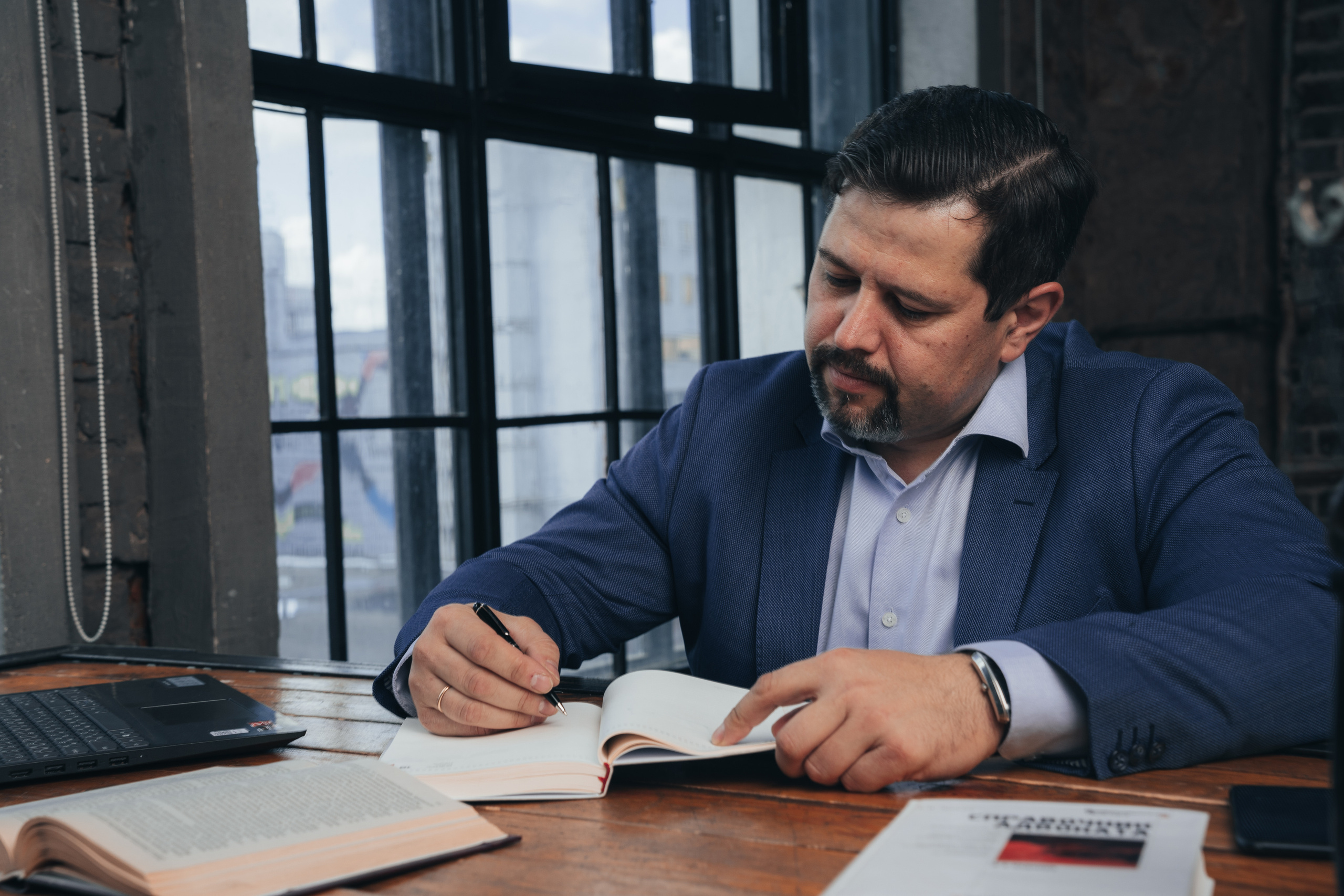 контентная фотосессия для адвокатов в лофте