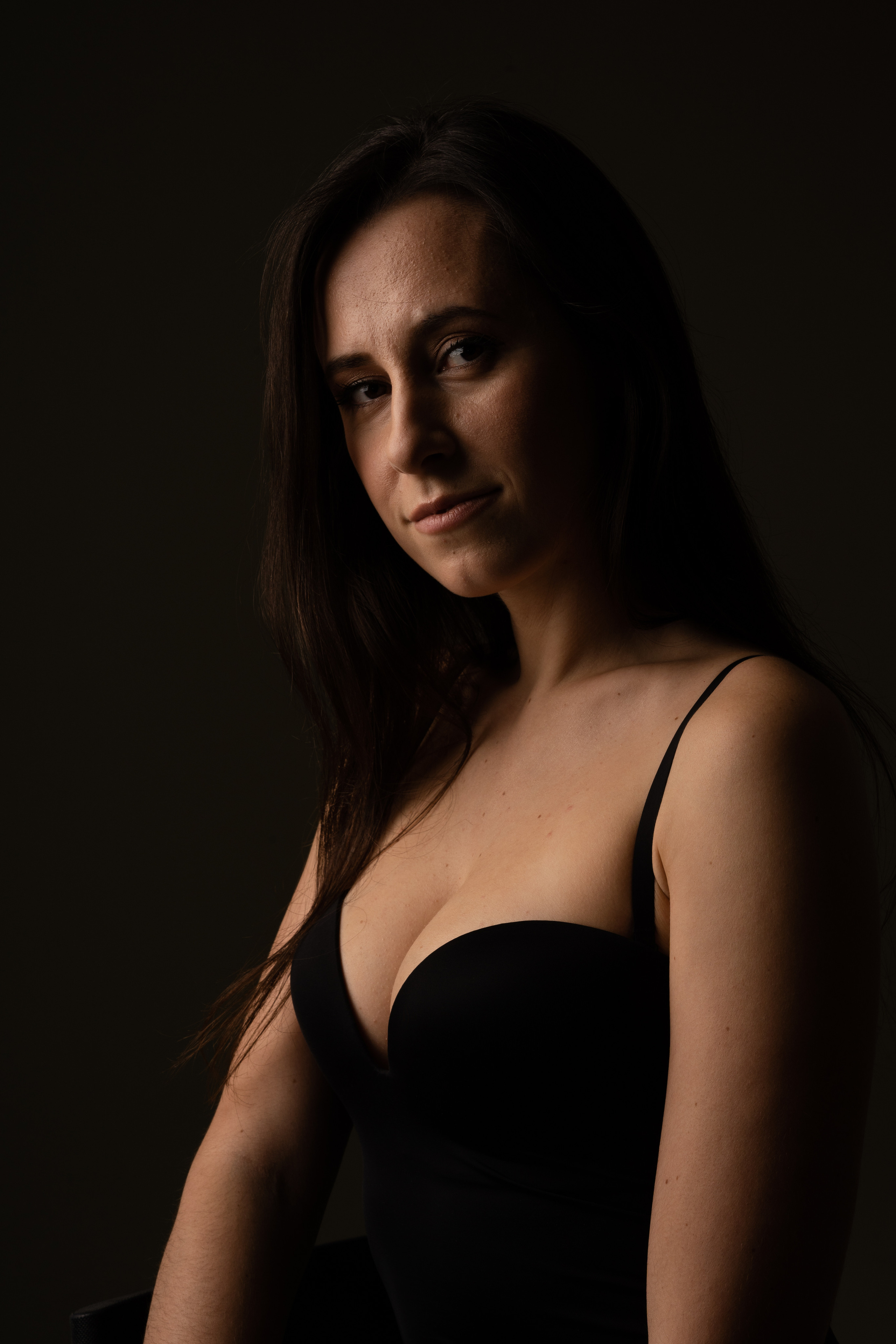 индивидуальная фотосъемка девушки на циклораме в низком ключе