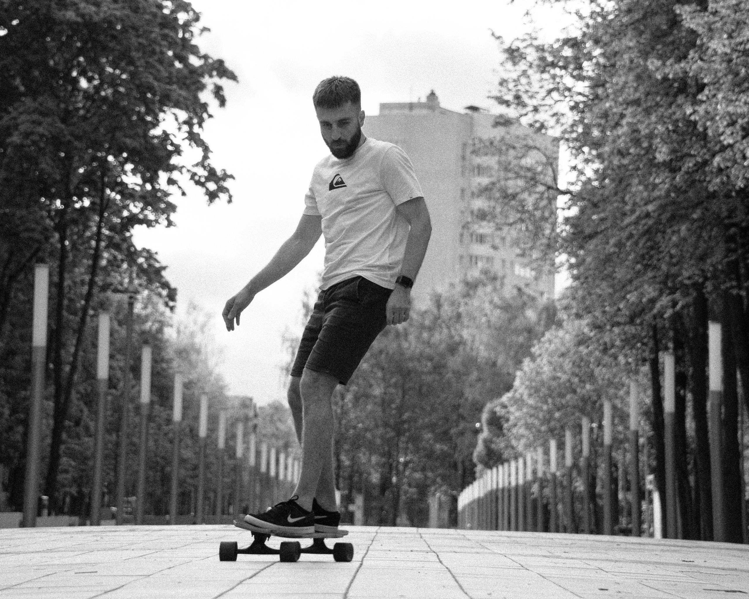 уличная мужская фотосессия с лонгбордом 