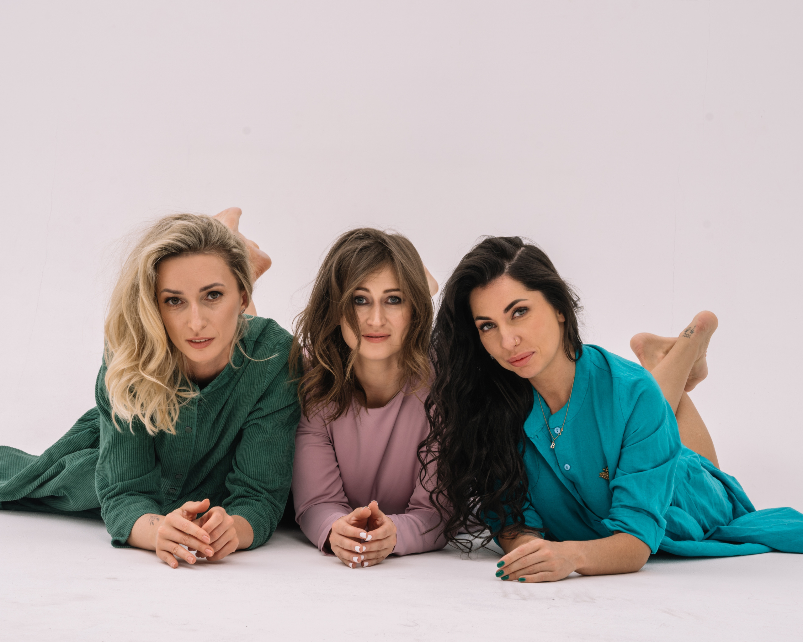 фотосессия подружек на циклораме