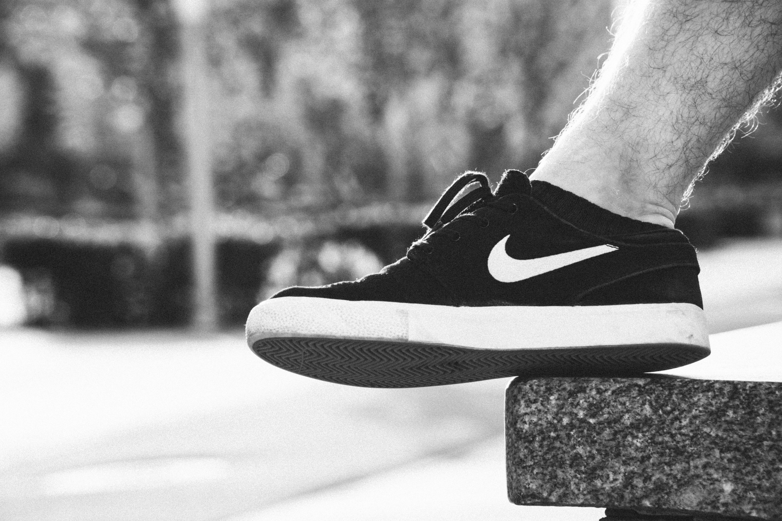 уличная мужская фотосессия с лонгбордом 