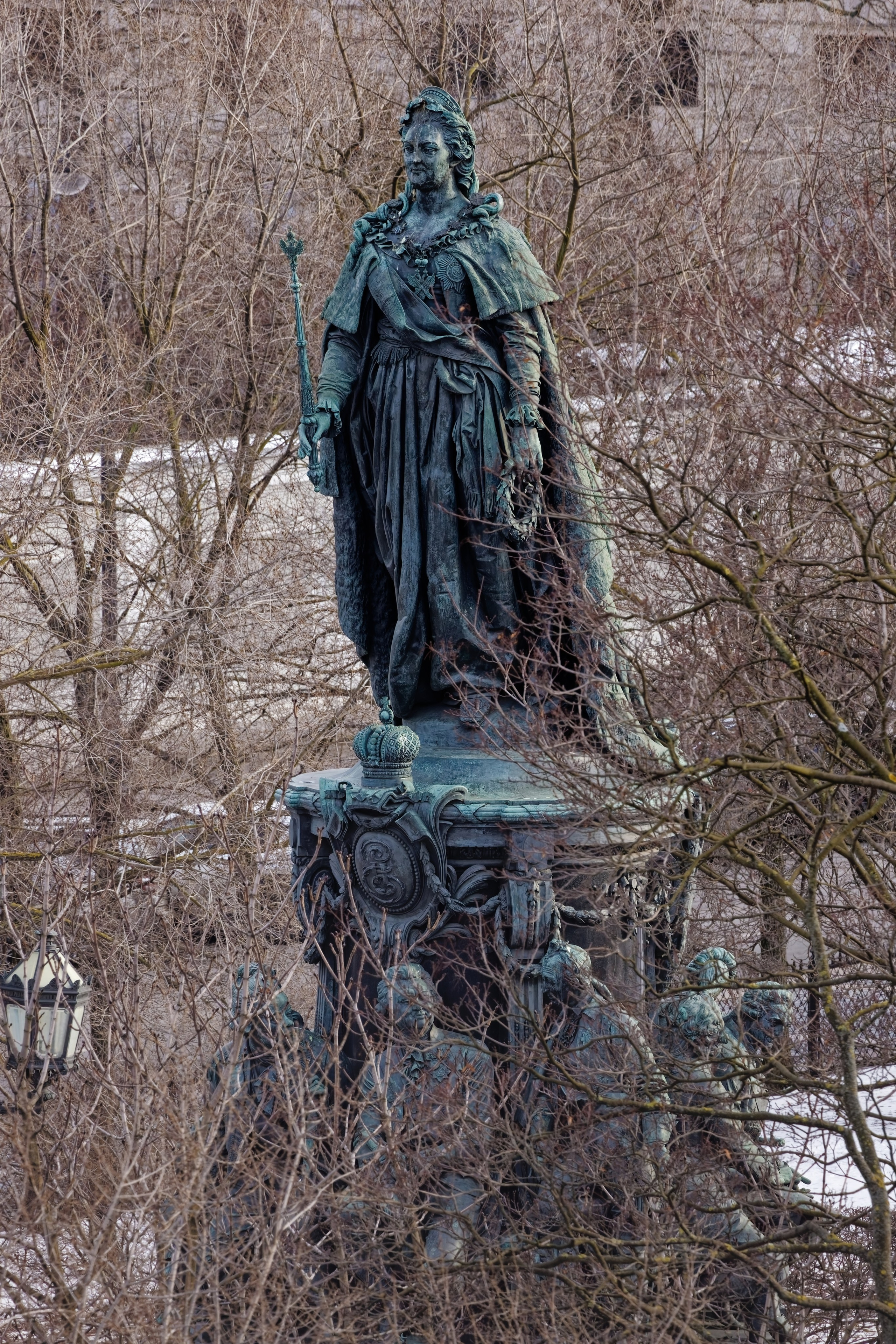 Вид со смотровой площадки музея Карла Буллы на памятник императрице Екатерине II в Екатерининском сквере (площадь Островского) Санкт-Петербурга