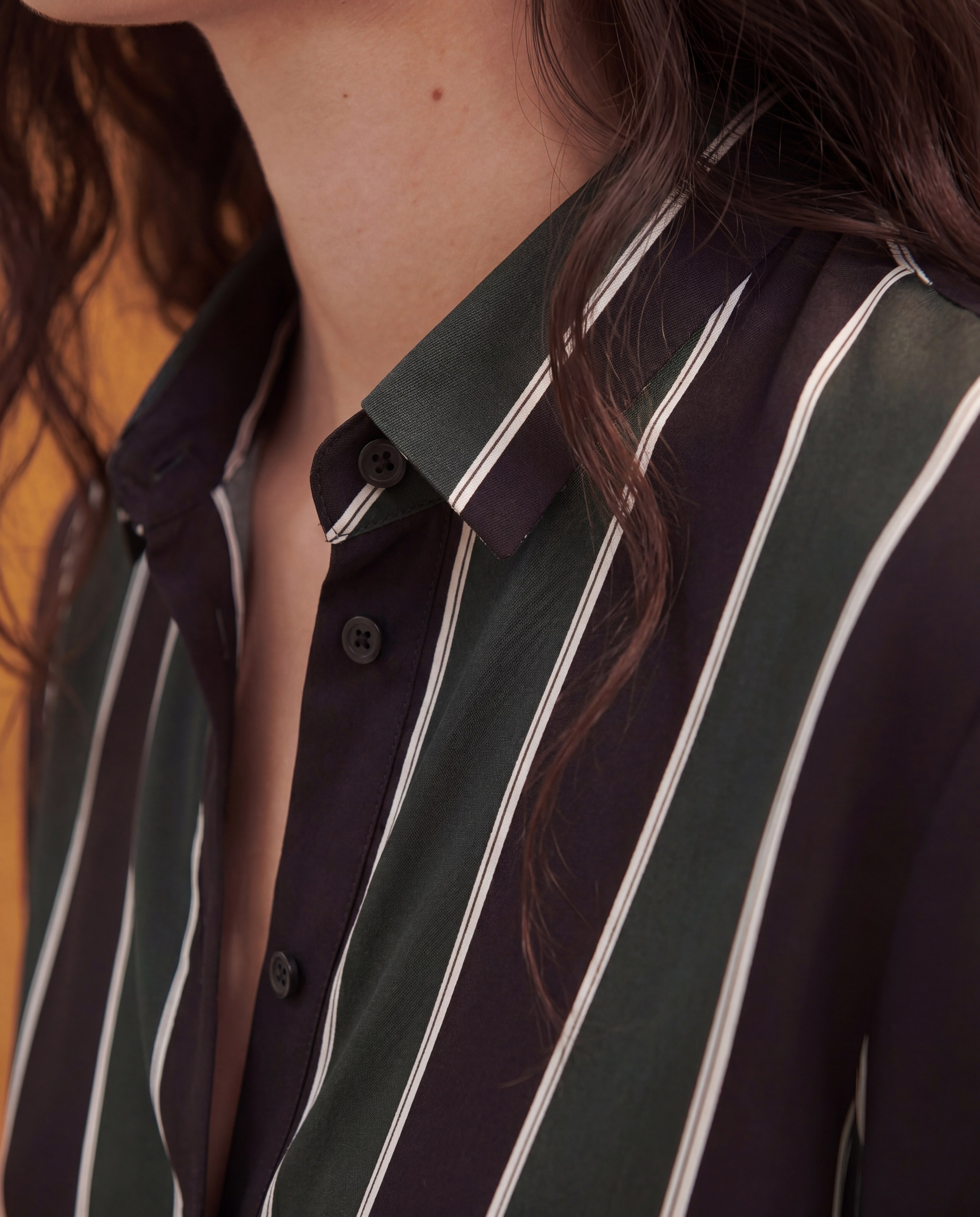 Имиджевая ИИ-фотосессия: детали полосатой рубашки, создающие уникальный визуальный язык бренда уровня глянца