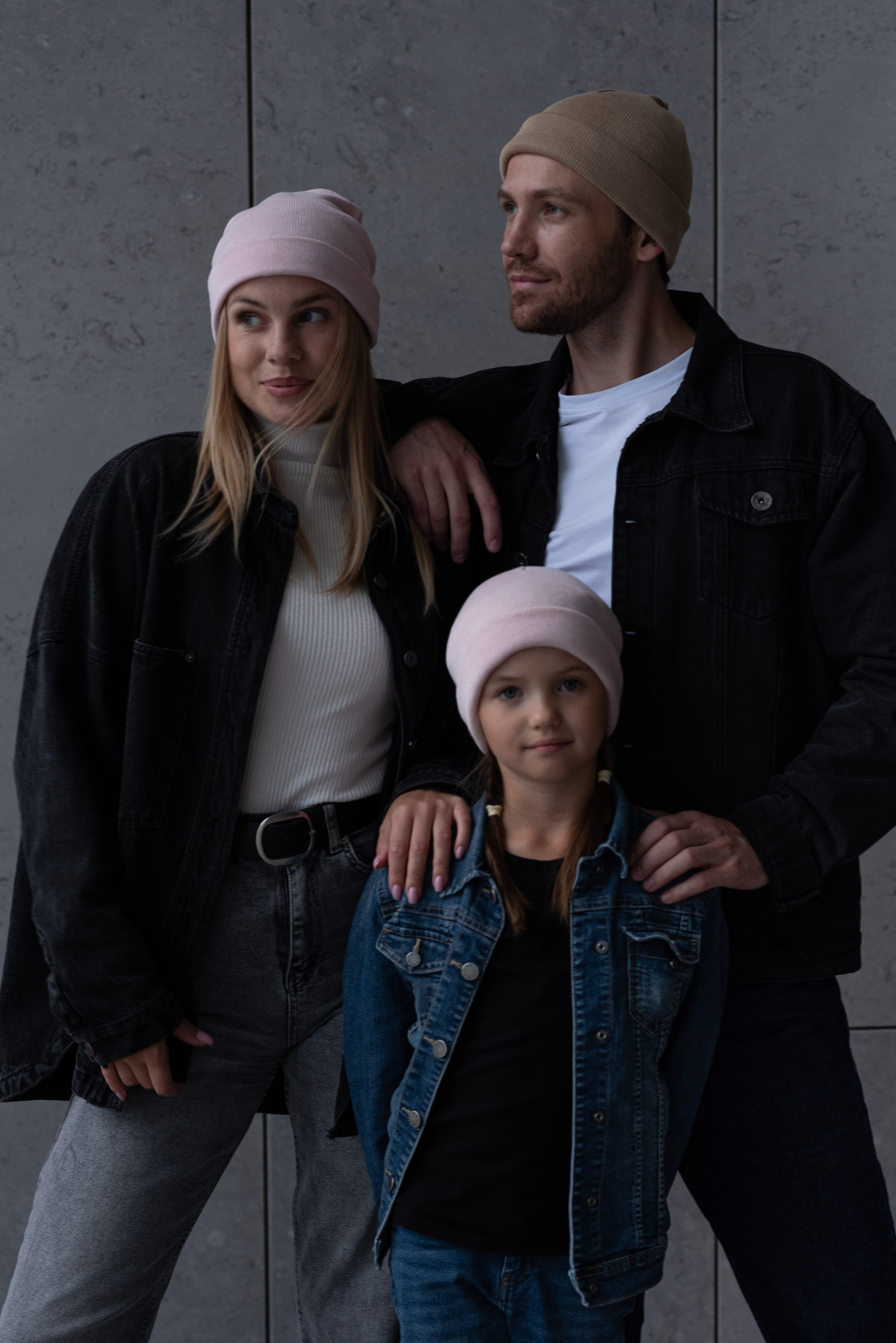 Девушка, мужчина и ребенок стоят в шапках