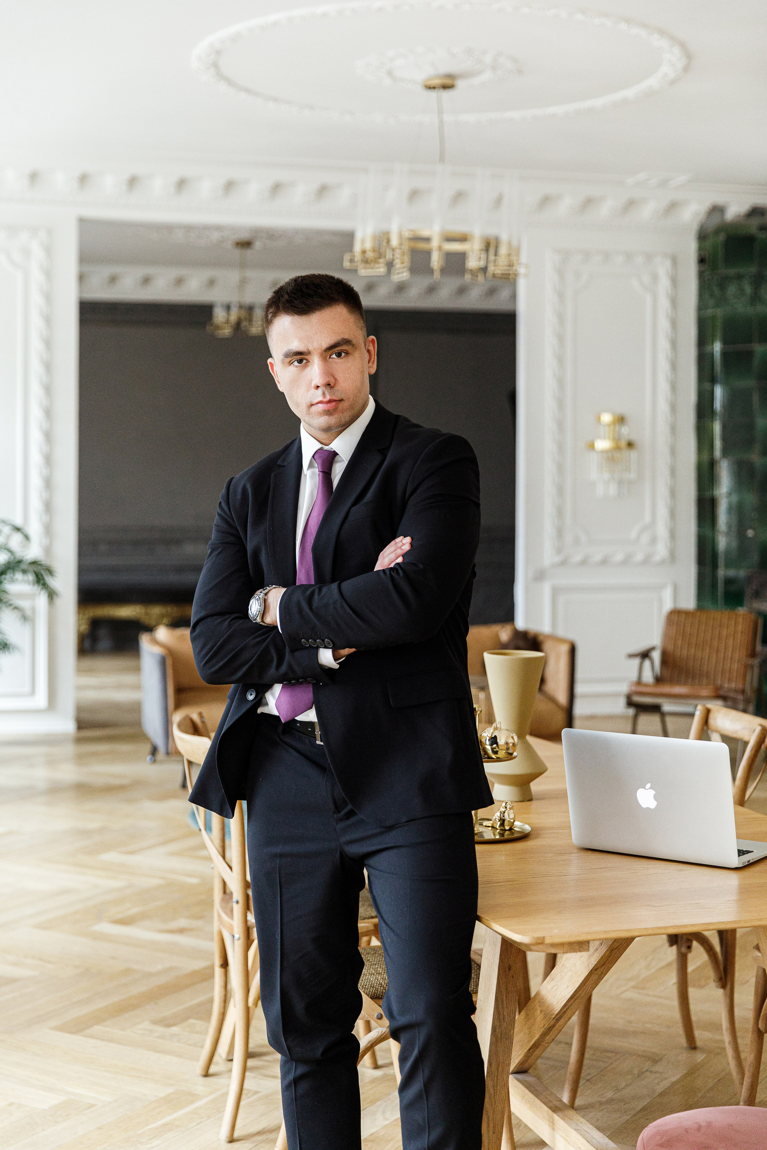 Деловой портрет мужчины в интерьере