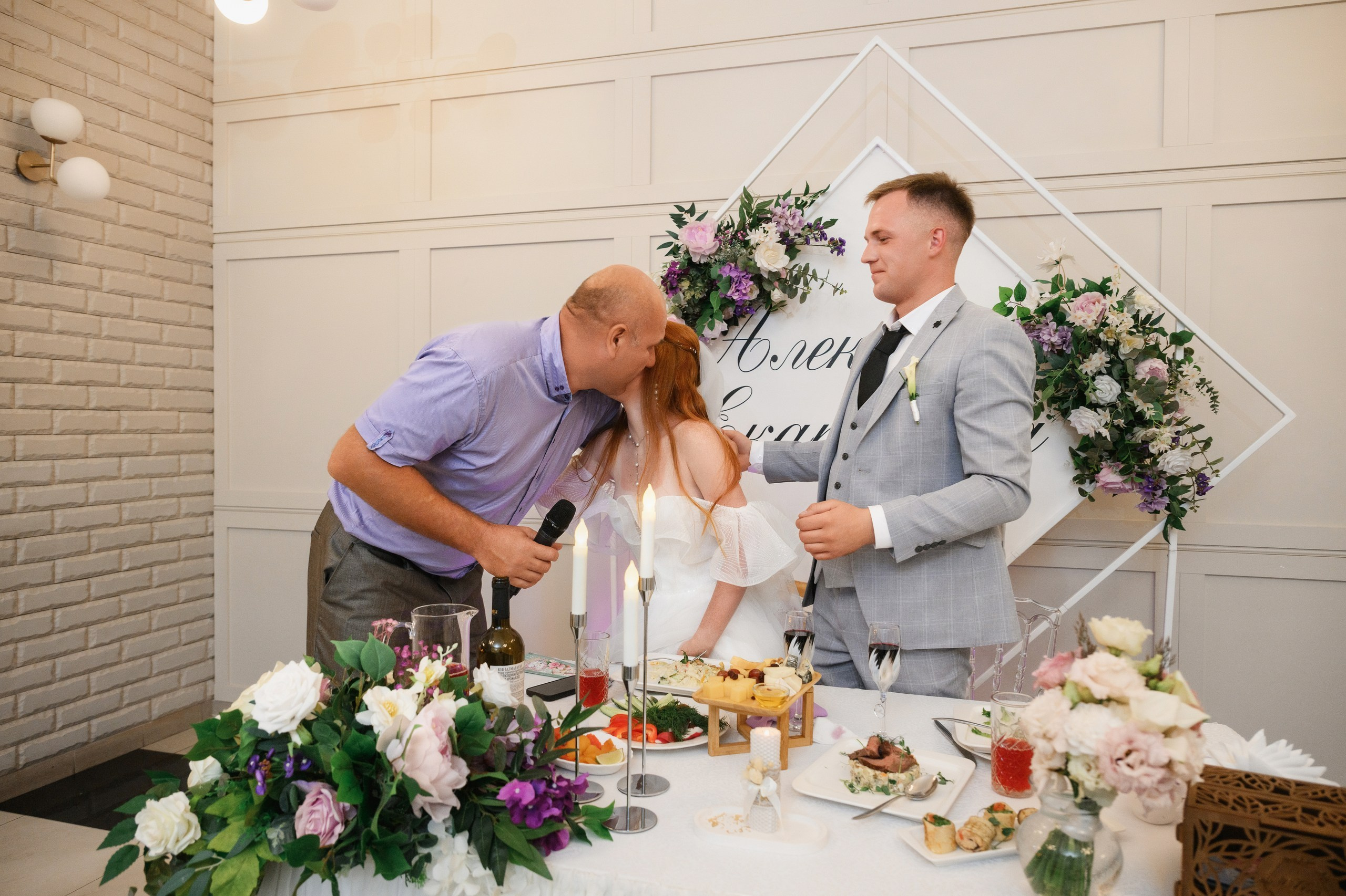 Свадебная фотосъемка в кафе Петропавловска-Камчатского с теплой атмосферой и живыми эмоциями. Профессиональные кадры первого танца, поздравлений гостей и праздничного банкета в уютном интерьере. Цены на свадебную фотосессию в кафе с индивидуальным подходом и полным пакетом услуг.