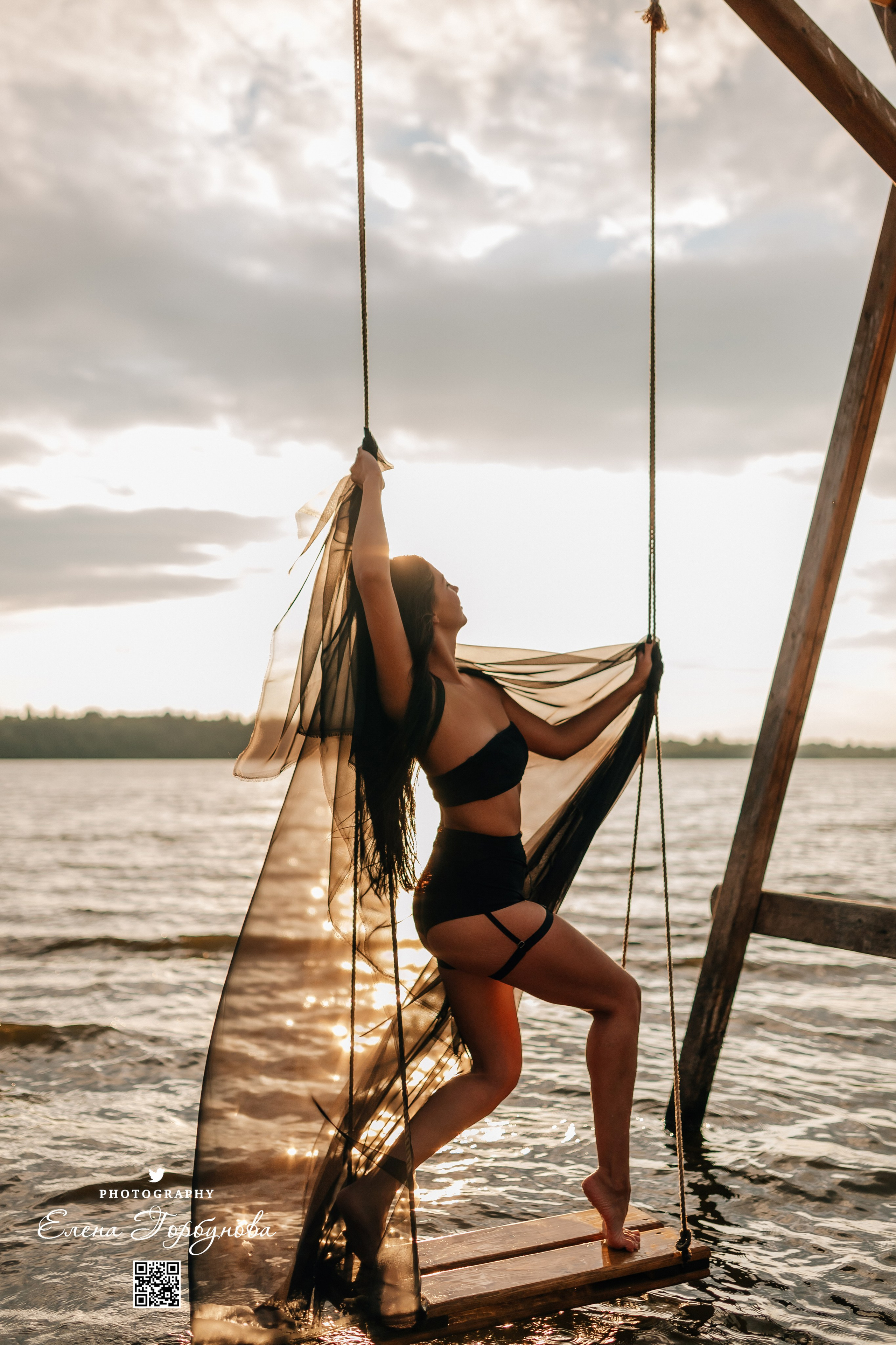 Черная серия с тканью. Набережная. Александра и Таисия. Июль 2025 г. Фотограф Пермь. Свадьбы. Семья и дети, школа, д. сад. Фотокниги