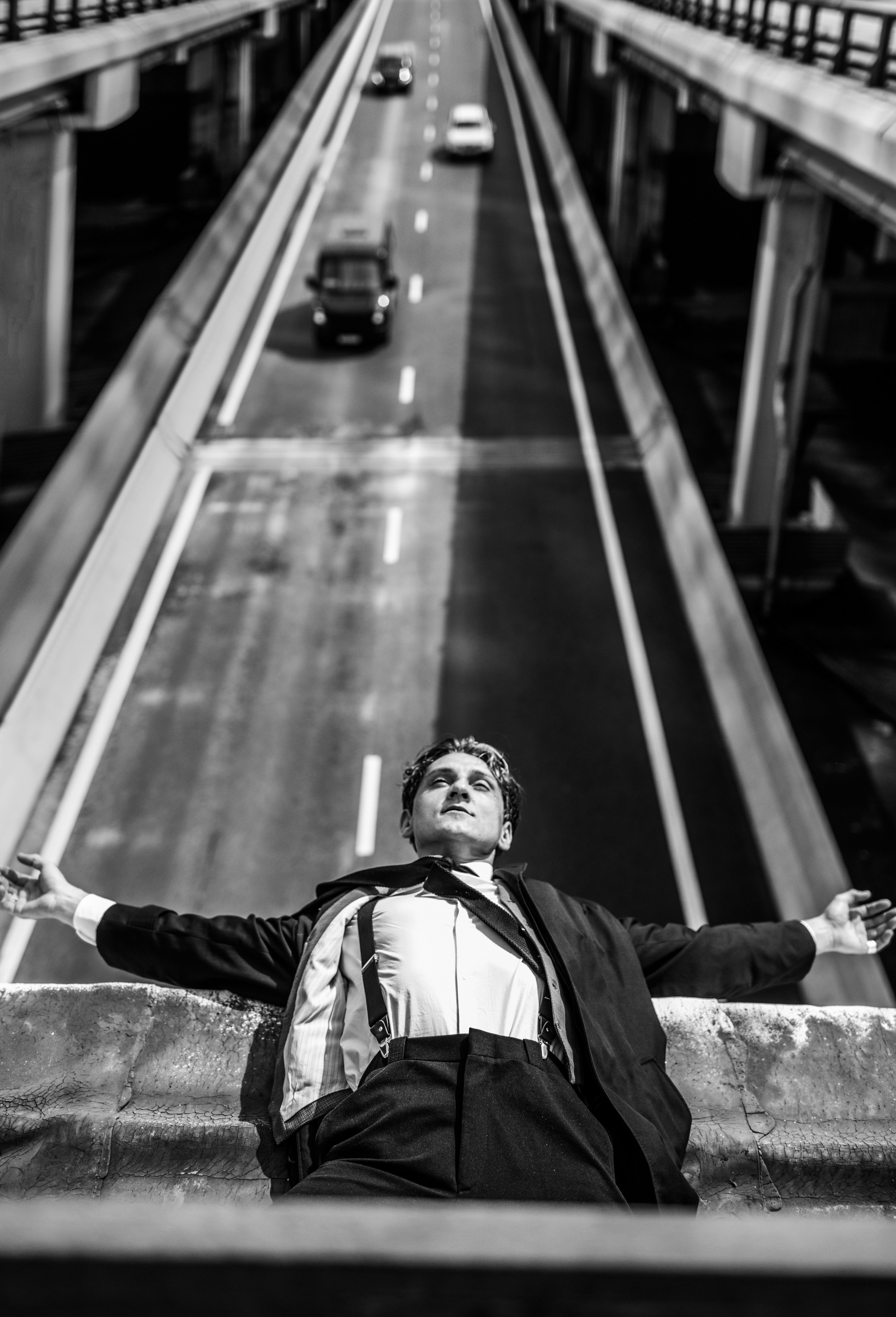 Черно-белый мужской портрет Москва, сила и уверенность в каждом кадре.