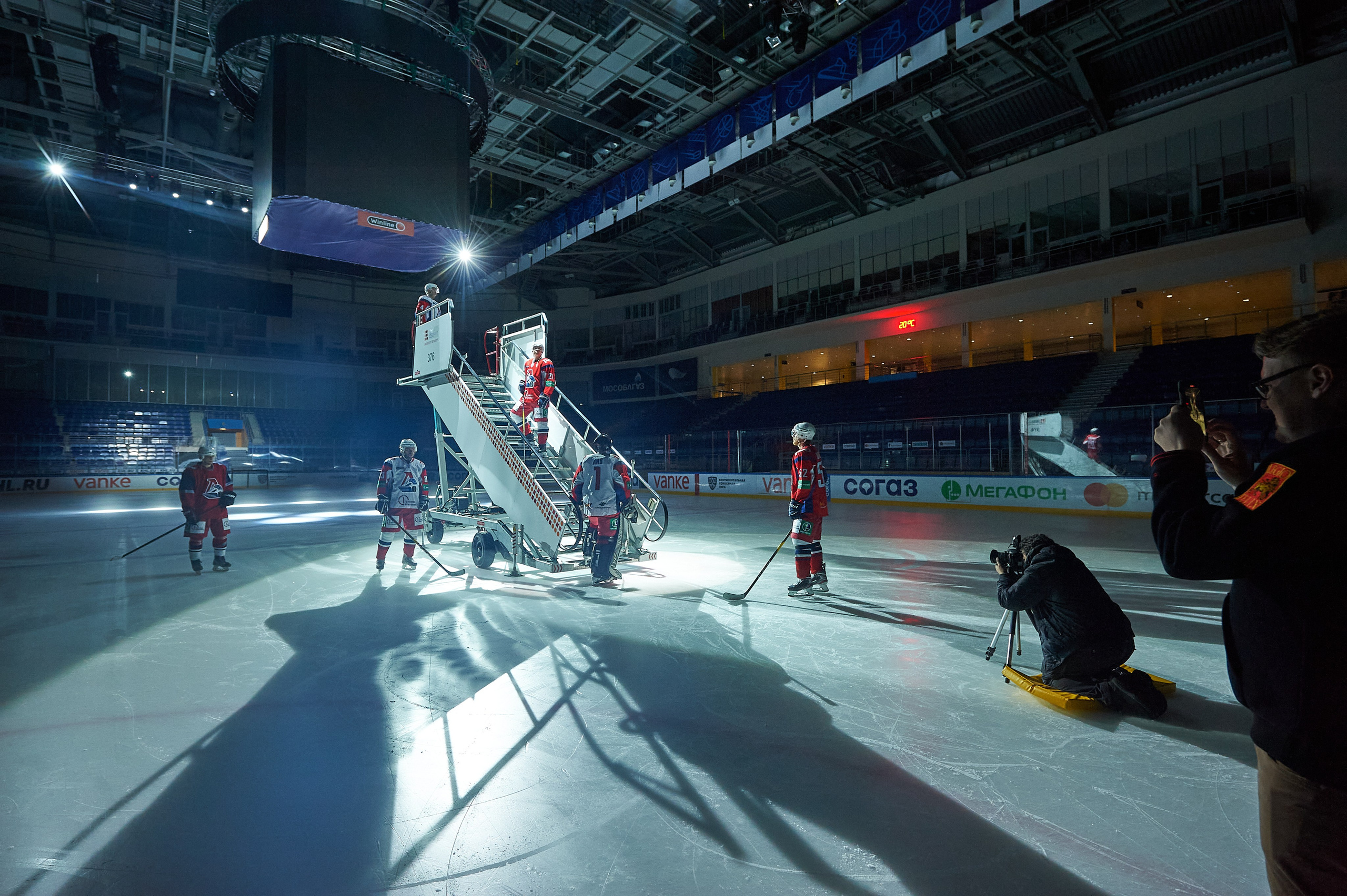 BACKSTAGE. Www.apowerstudio.com