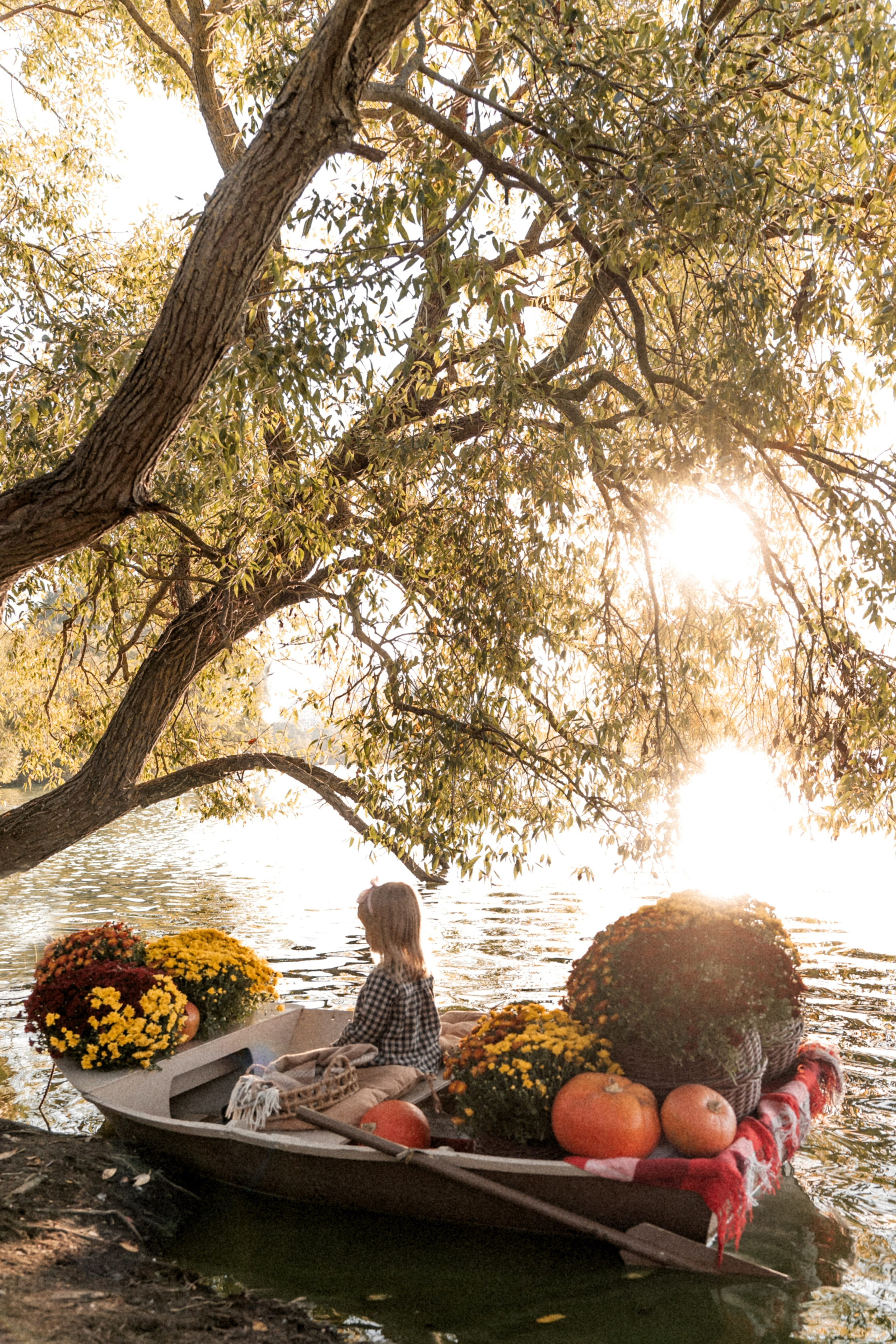 Хризантемовое плаванье маленькой мечтательницы. Ваш семейный фотограф в Минске — Вика Трегубова