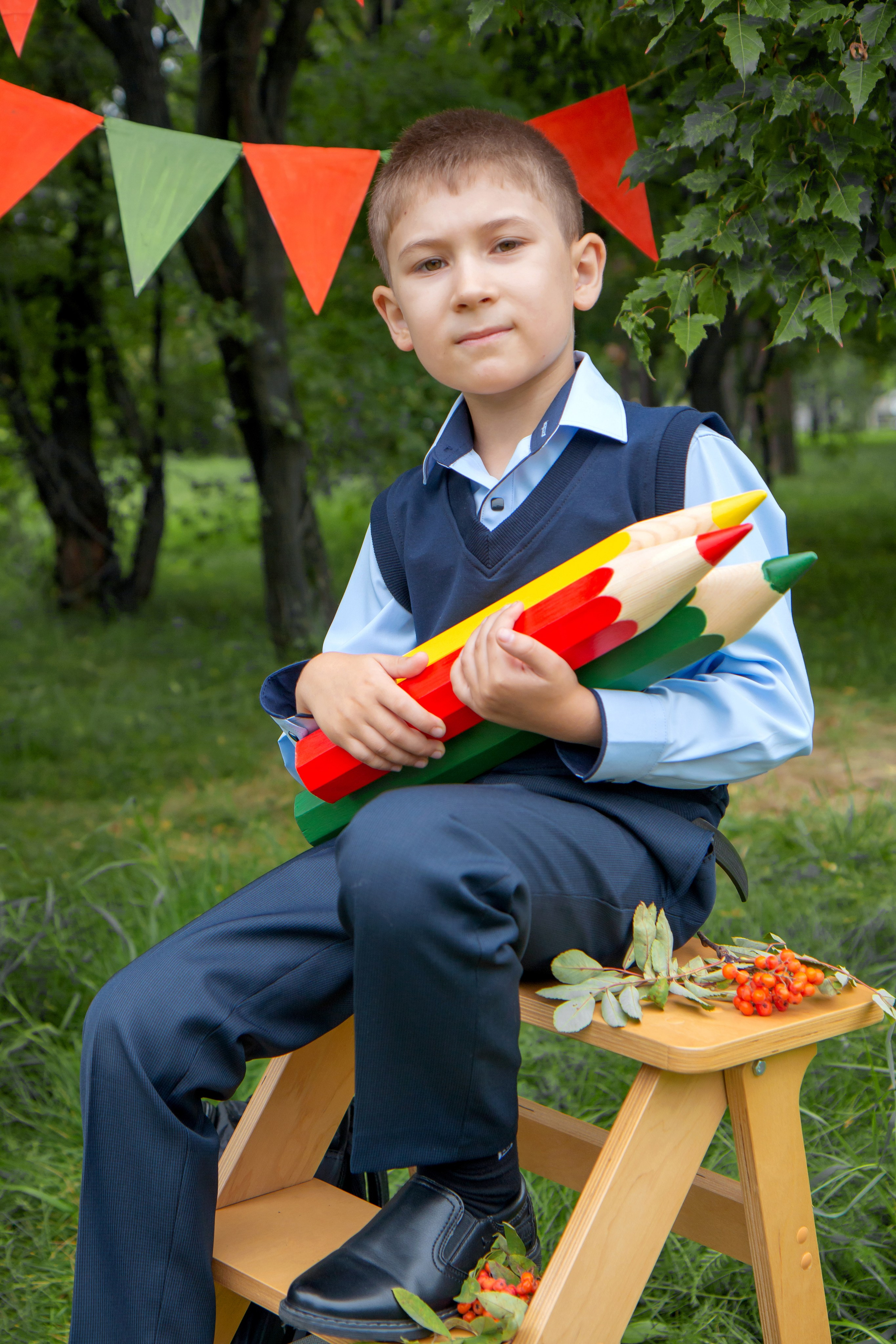 Школьная фотосессия на улице. Фотограф в Шелехове, лучшие выпускные альбомы в Шелехове