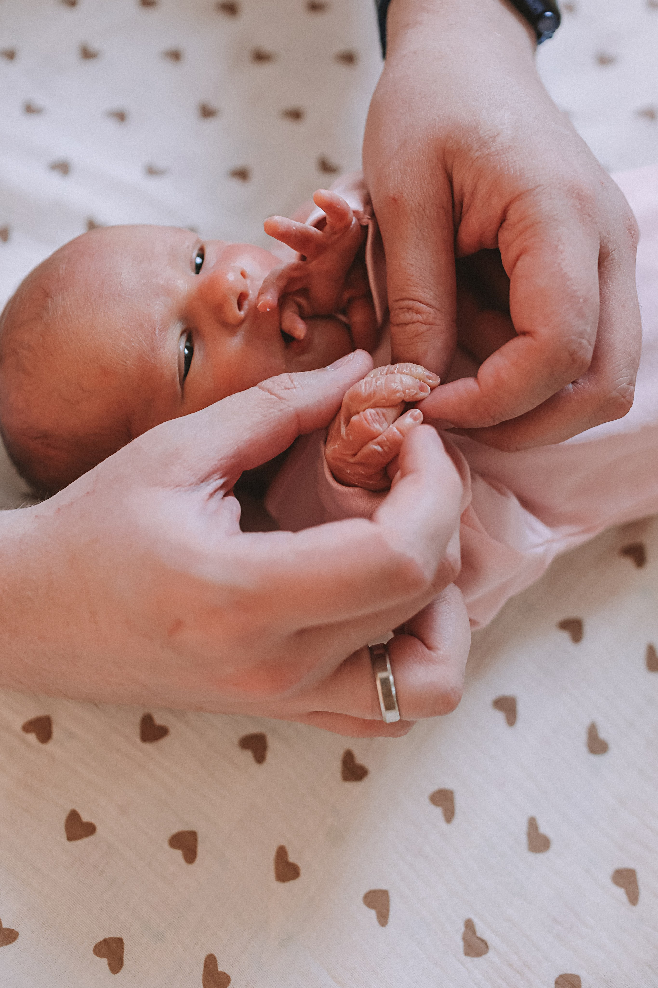 Выписка палата+внизу ПЦЭ. Семейный фотограф Тюмень, фотограф на роды Салмина Мария