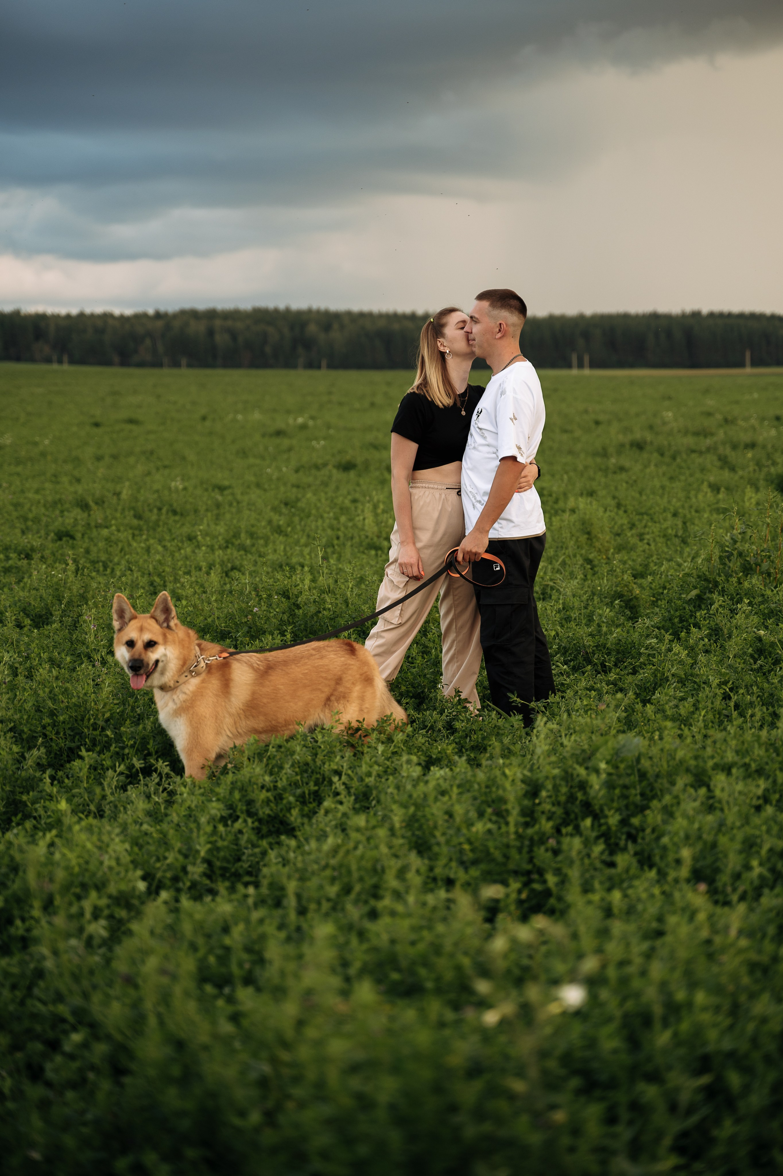 Фотосессия лав стори с собакой на природе летом