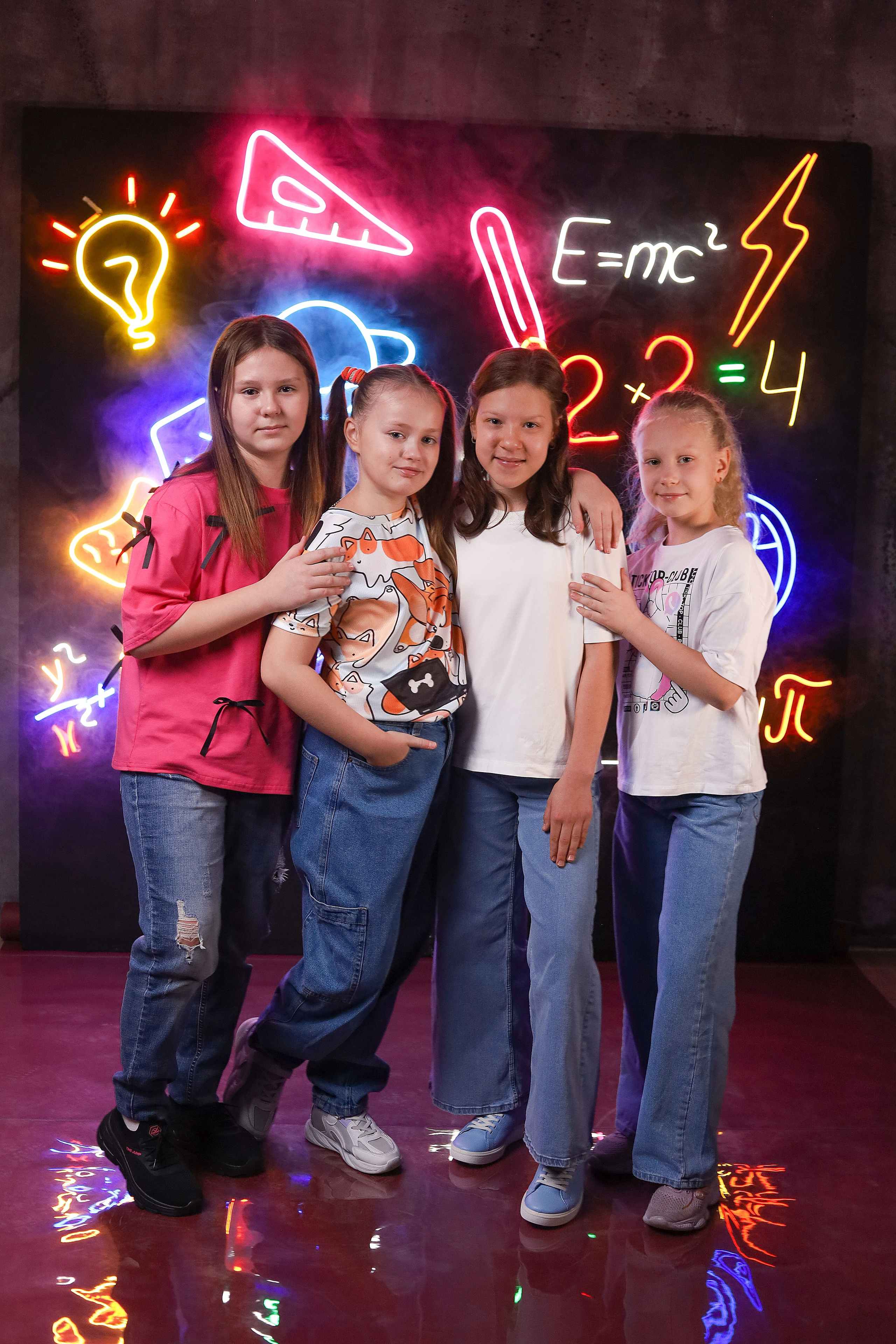 Выпускной альбом "Неон". Выпускные альбомы в Тюмени для школ, садов, вузов спортивных секций