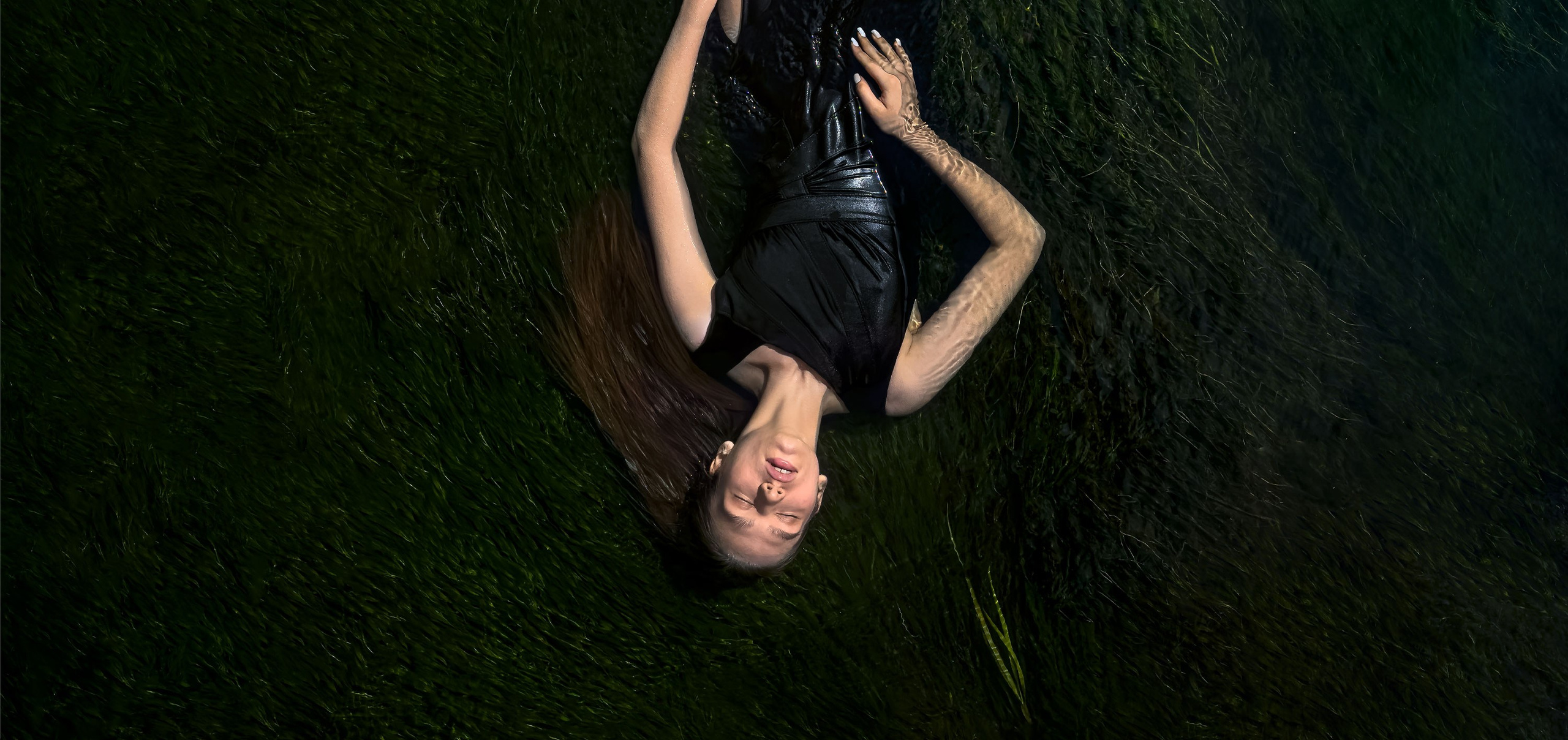 Фотография для интерьера | Девушка и река | Купить цветную фотографию