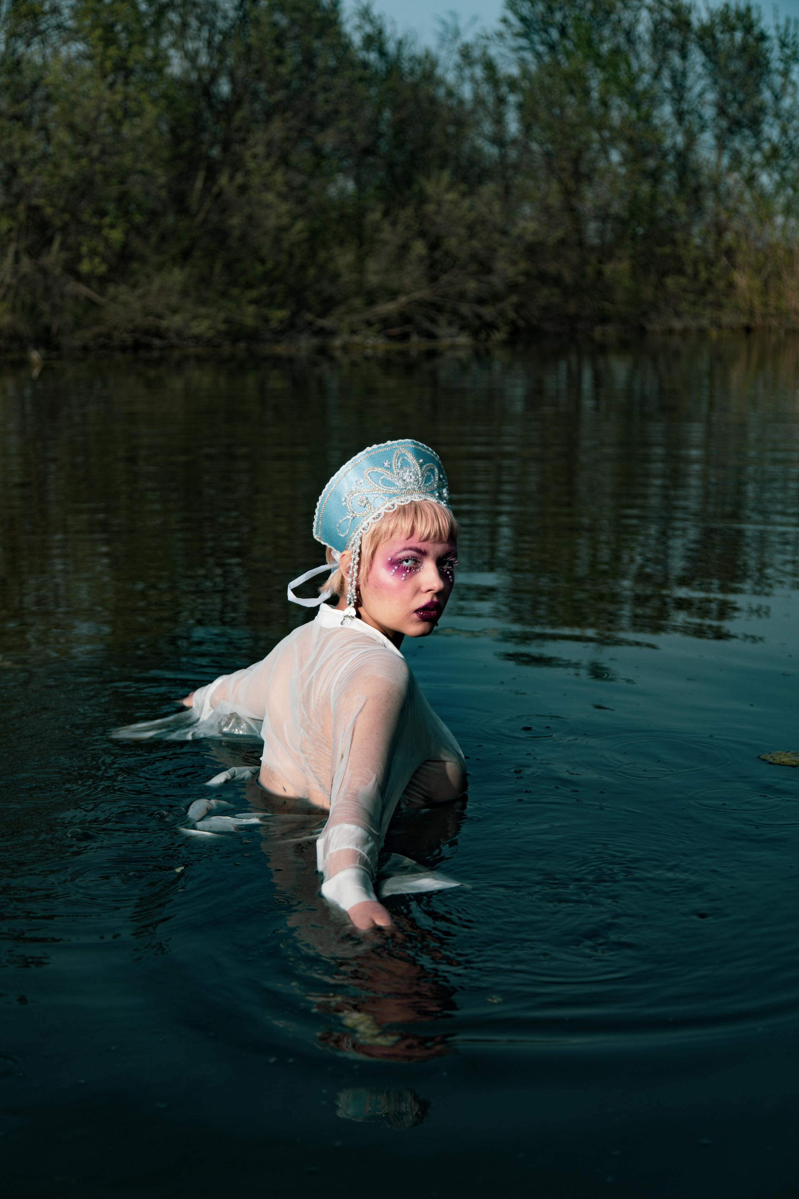 Кокошник в болоте. Креатор Ольга Яш