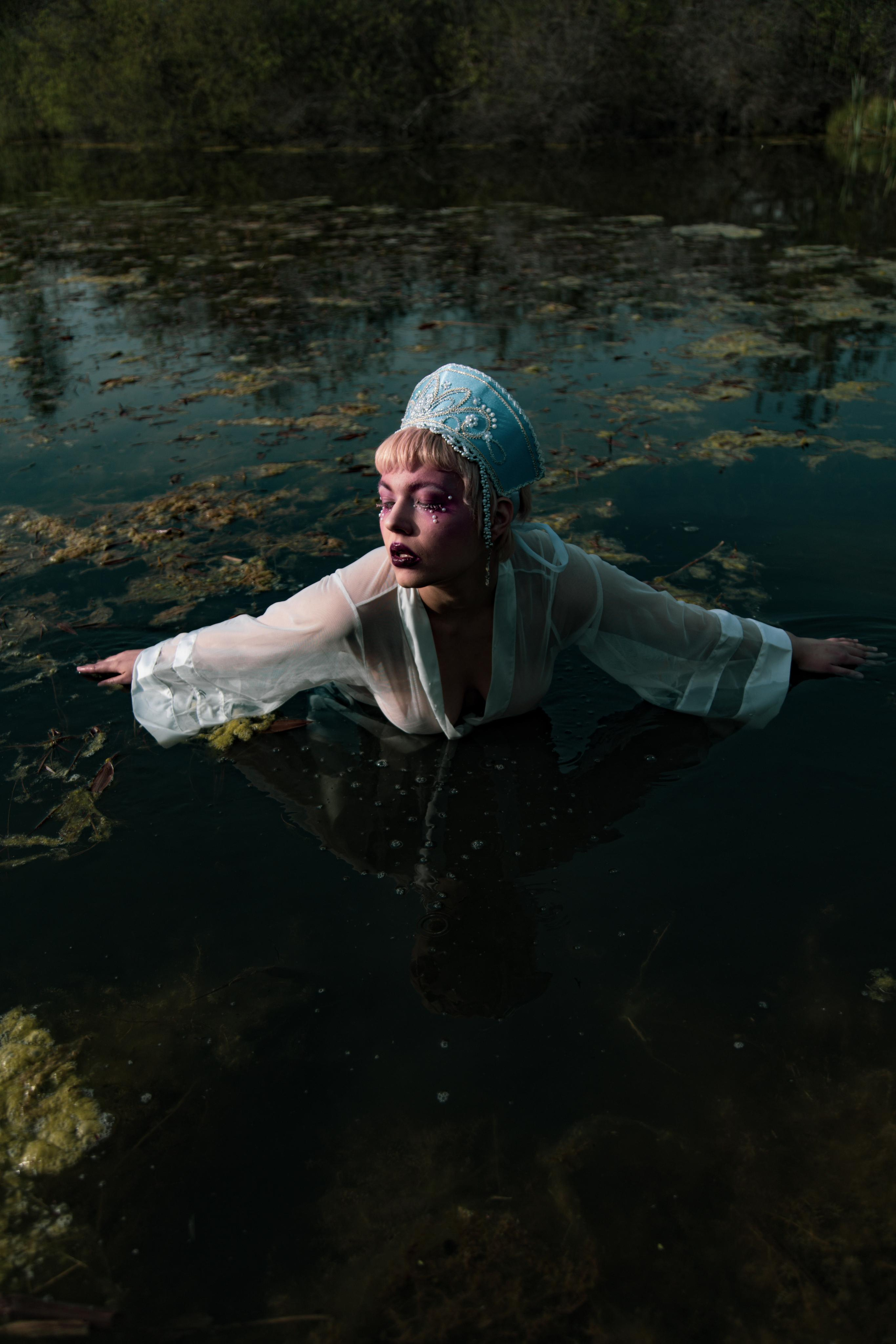 Кокошник в болоте. Креатор Ольга Яш