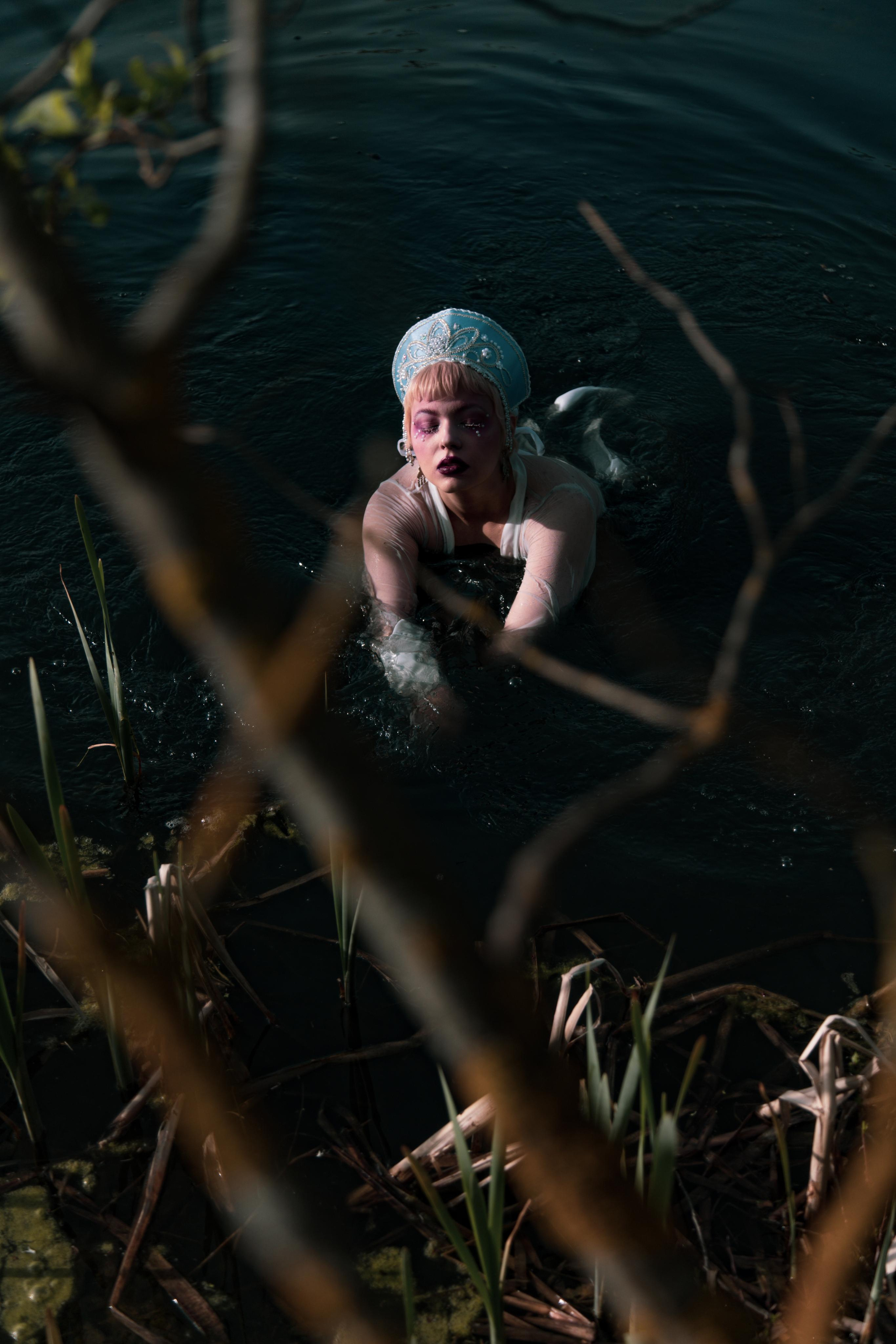 Кокошник в болоте. Креатор Ольга Яш