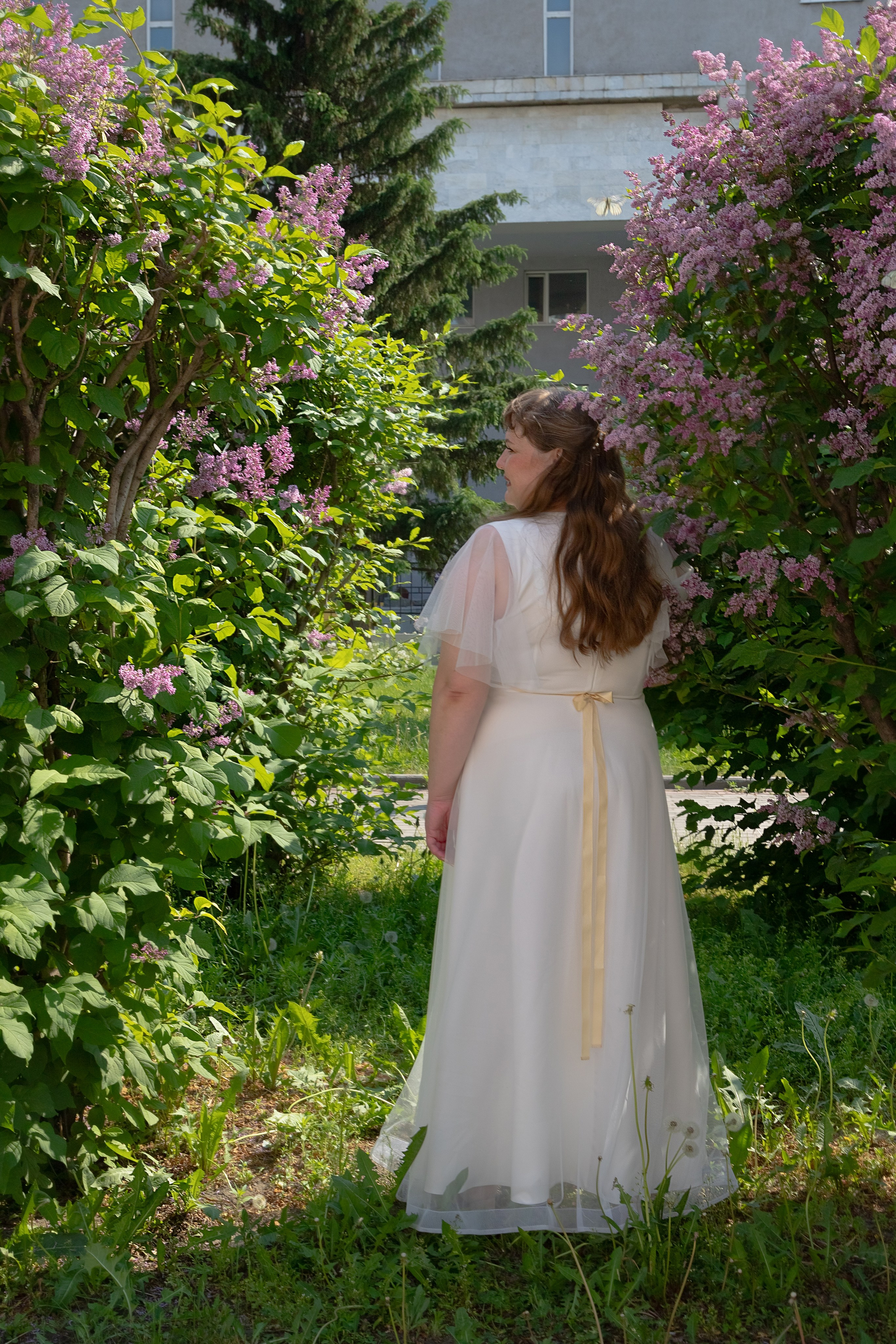 Прогулка в сирени после ЗАГСа Томск (Р. Люксембург). Фотограф в Томске Евгения Гуляева