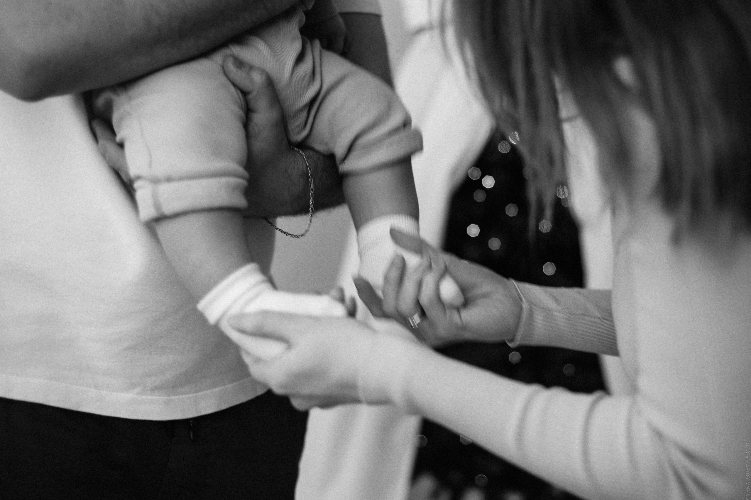 мама держит за ножки малыша крупный план