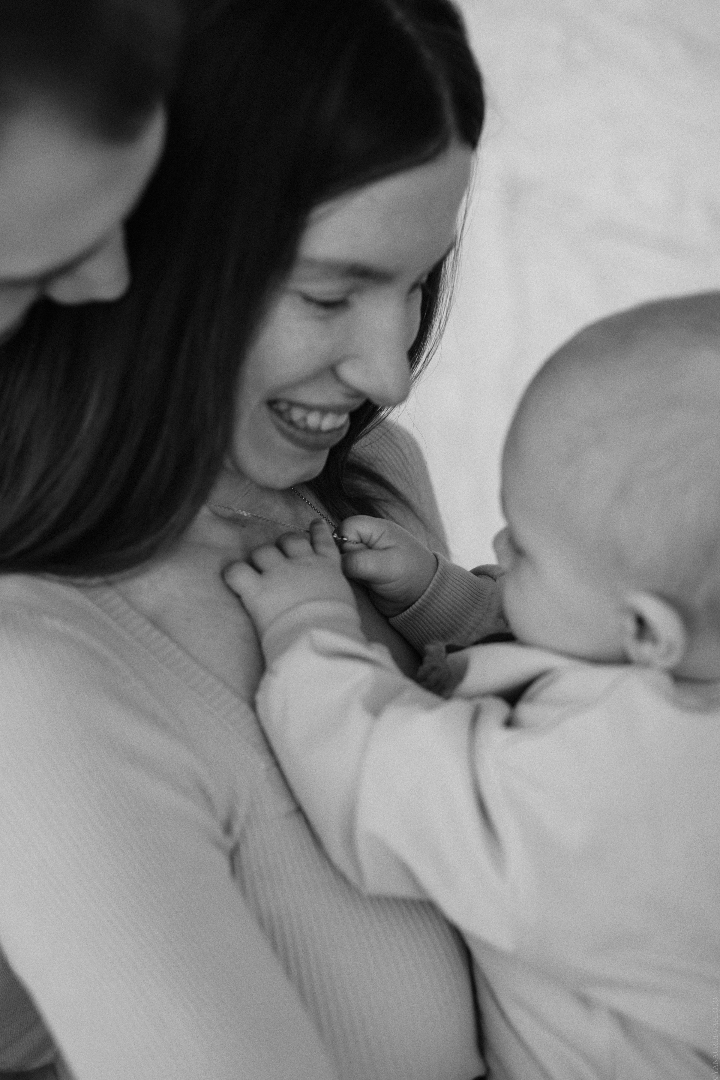 малыш тянется к маме