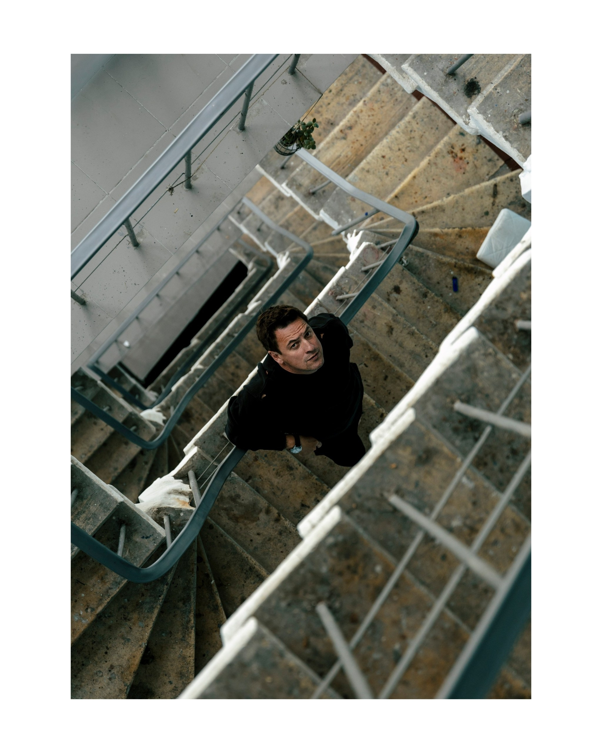 фото мужчины на лестнице сверху