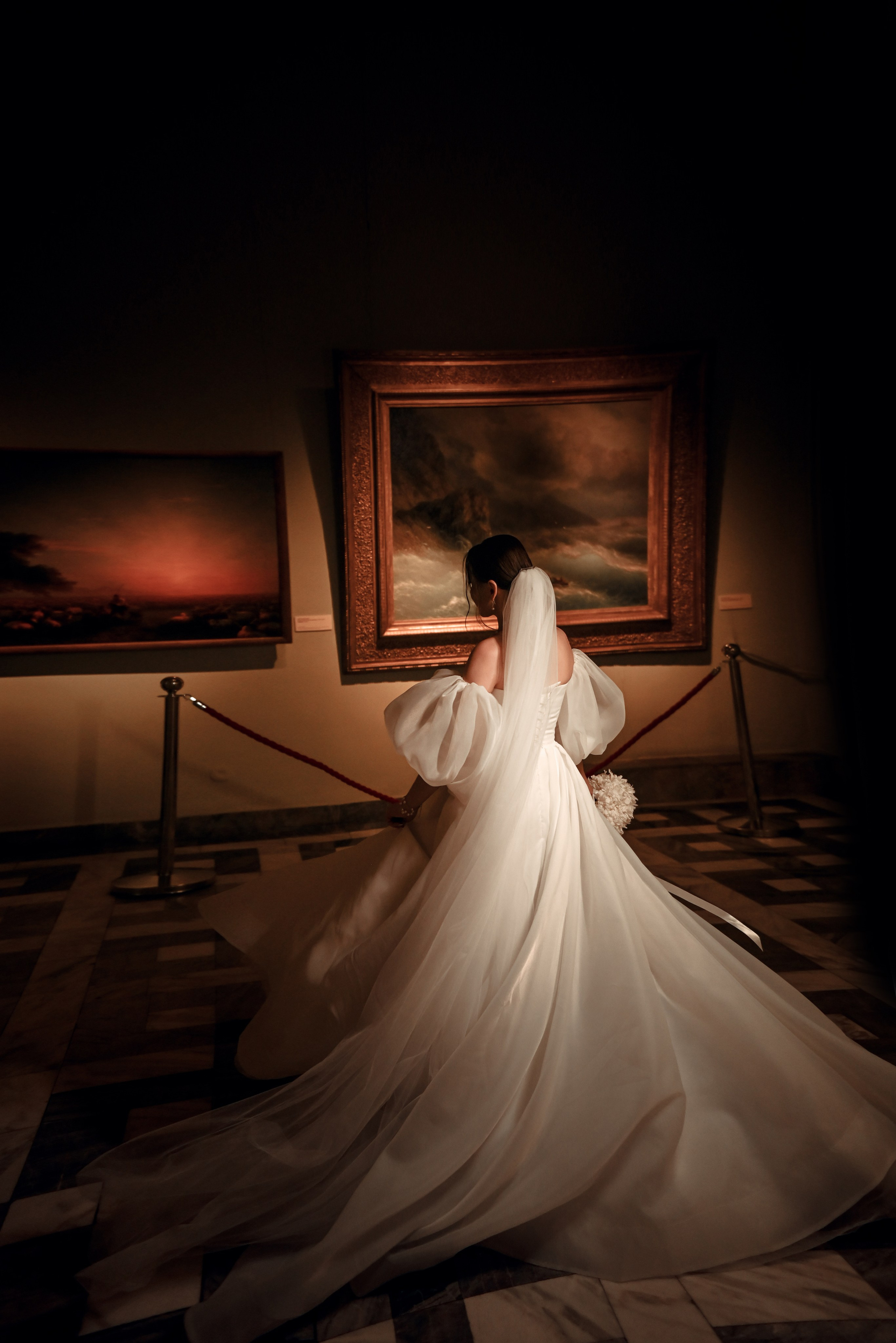 Небольшая свадебная серия в музее и прогулкой под дождем Эльмиры и Ризата. Свадебный, семейный, детский, контент фотограф в Омске Максим Ильин