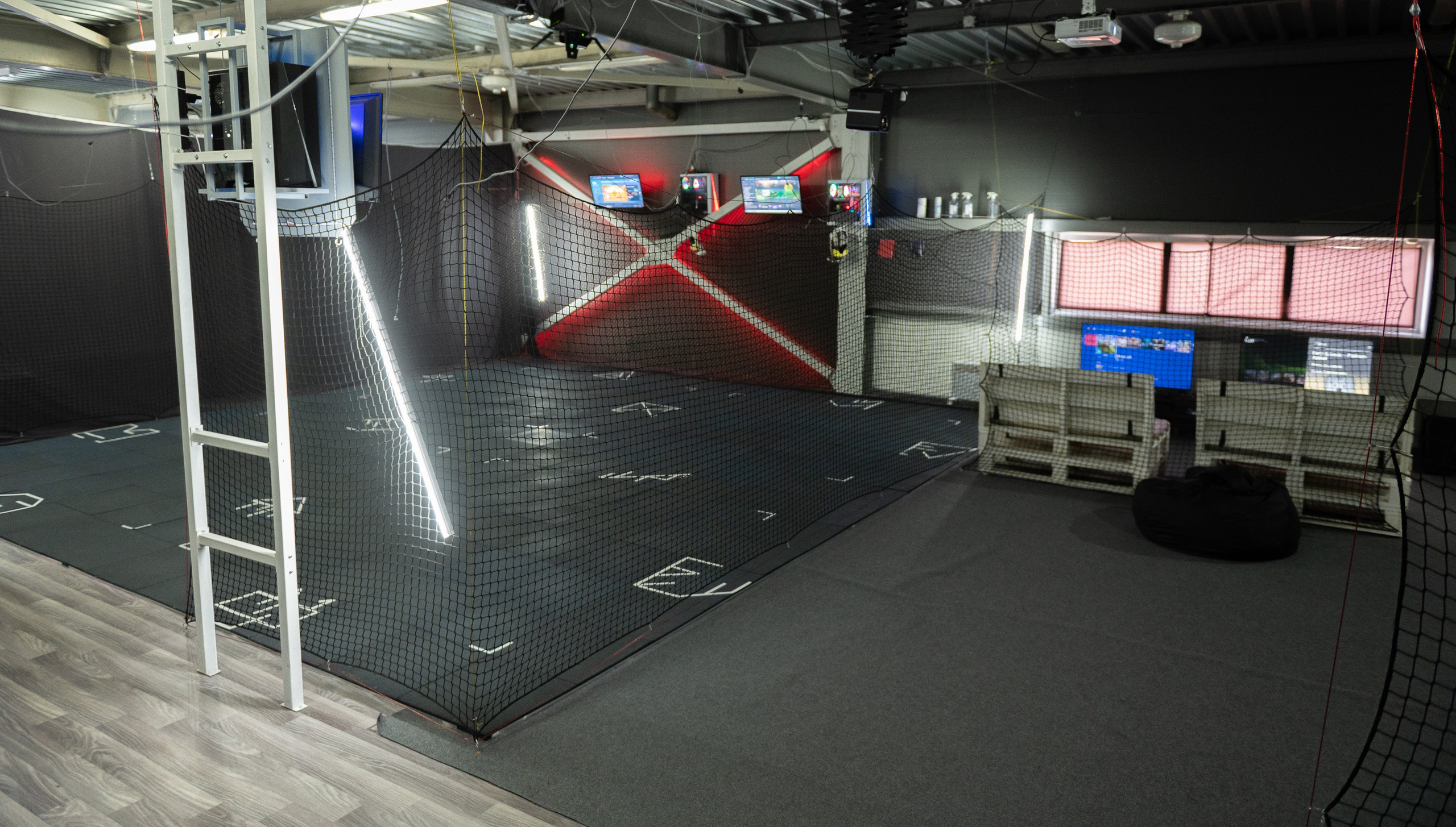 ИНТЕРЬЕР. Клуб виртуальной реальности Абакан — PortVR Club