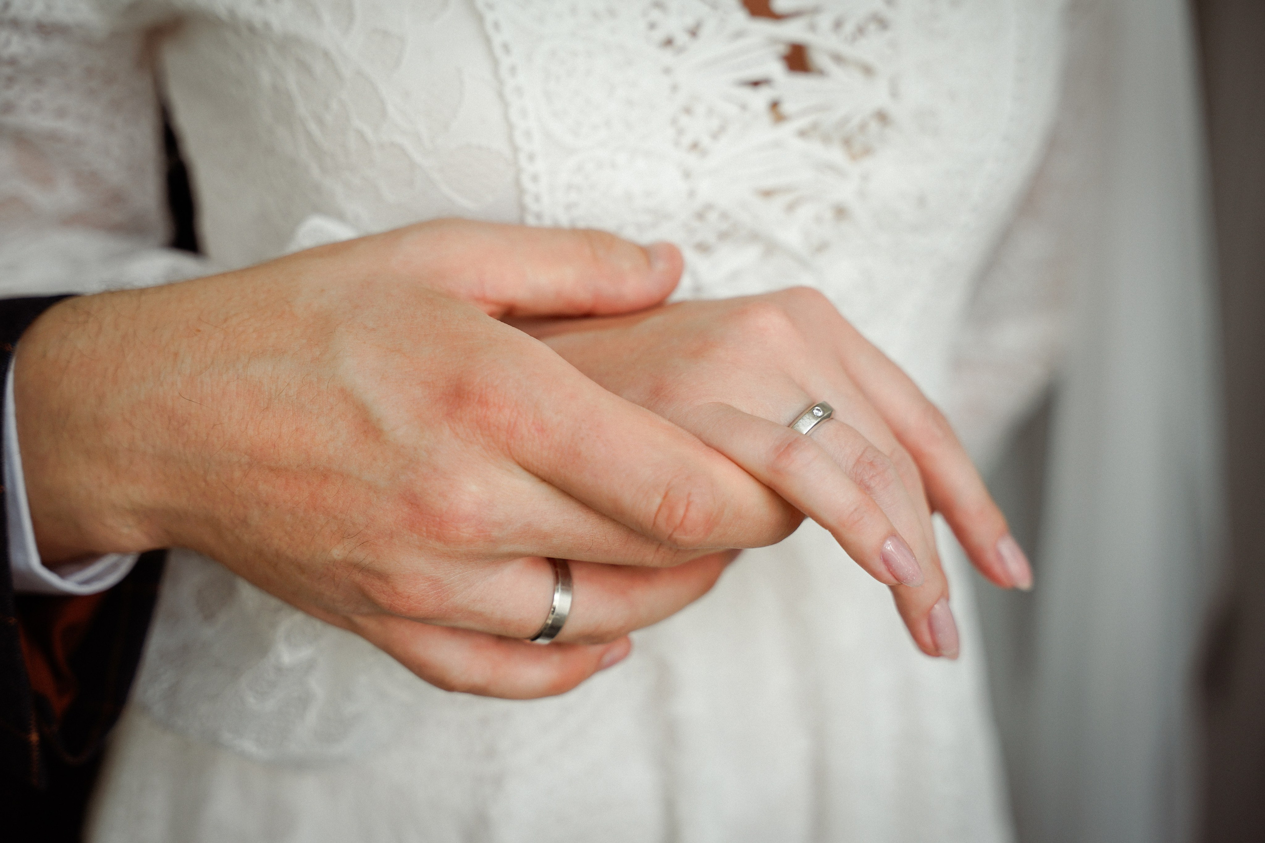 Свадебная фотосессия в студии с темным полом