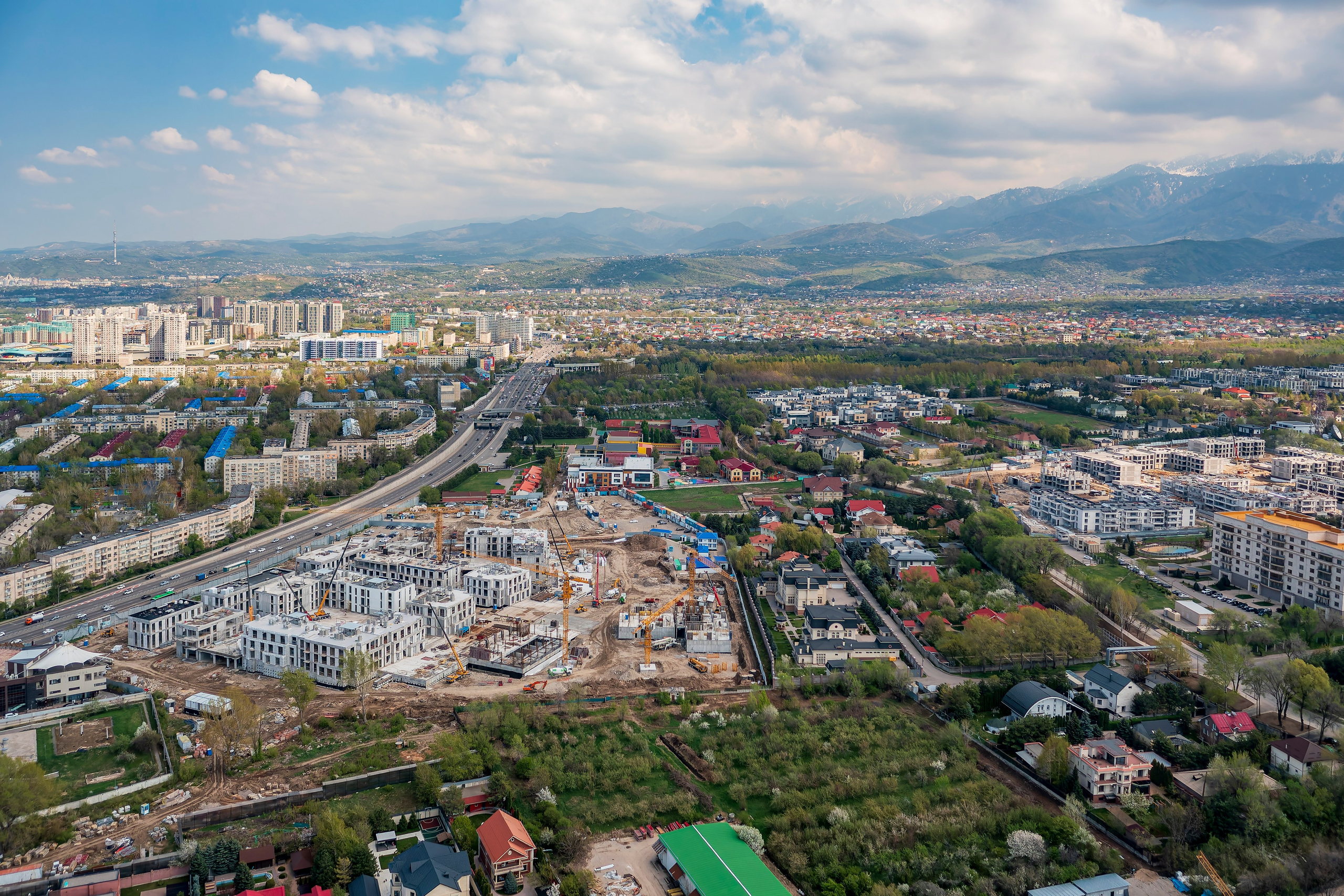 Алматы, ЖК 1st от Bi Group — аэросъёмка на фоне гор, апрель 2026. Интерьерный фотограф Алматы