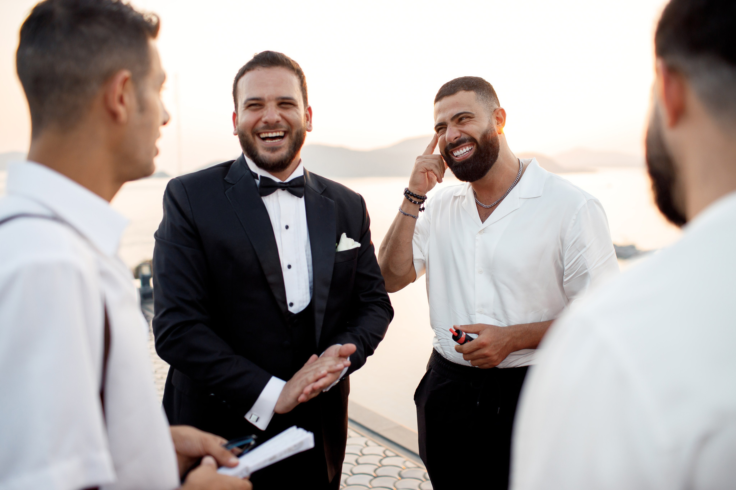 жених с Друзями смеется 