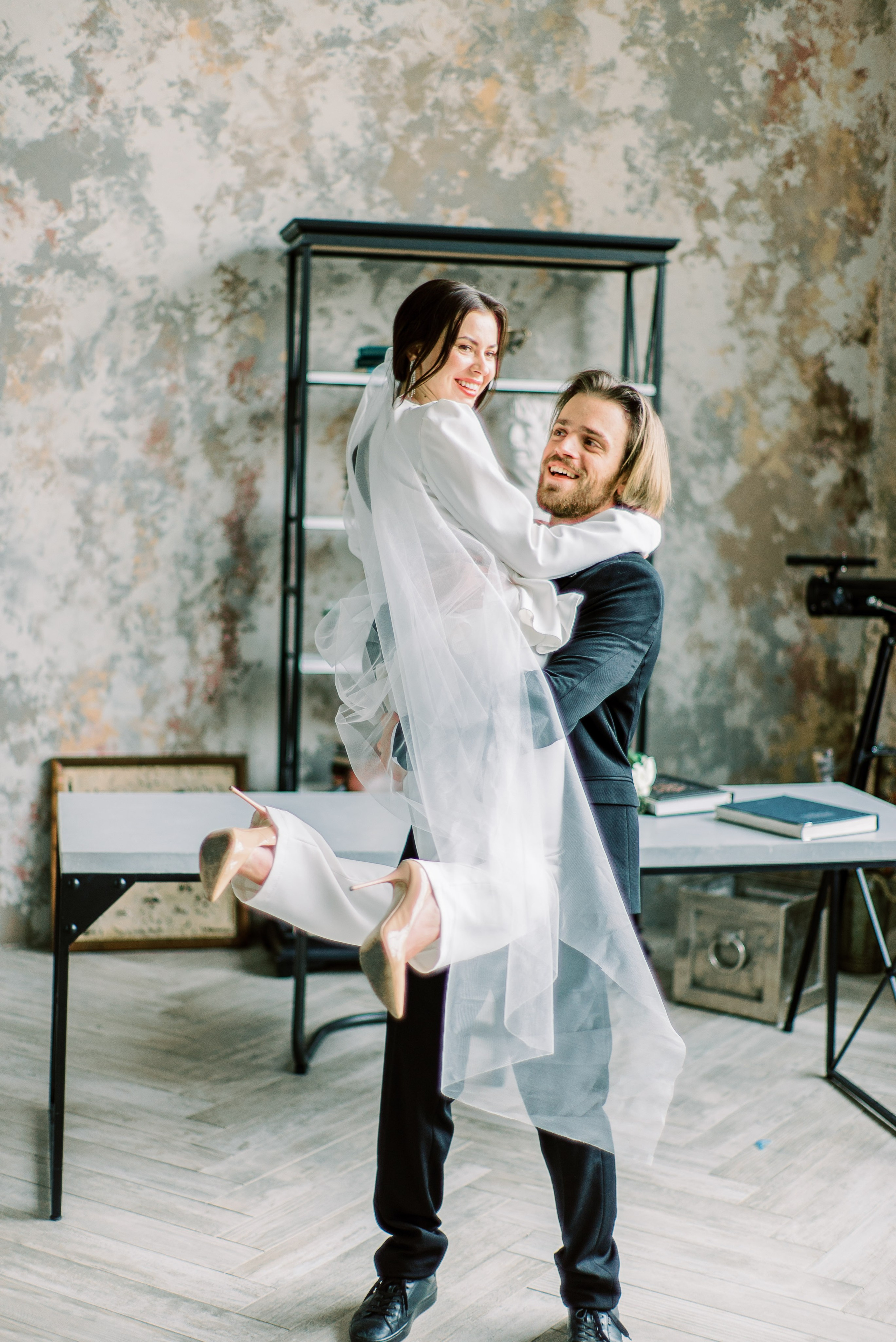 Свадебная зимняя фотосессия, со сборами в студии