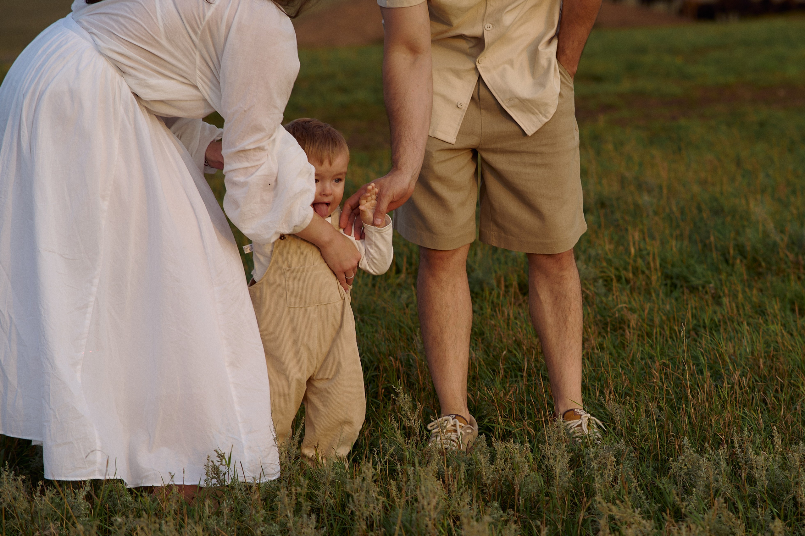 Шамиль, Аня и Марс в поле с барашками. Семейный и свадебный lifestyle-фотограф в Москве Мария Петрова