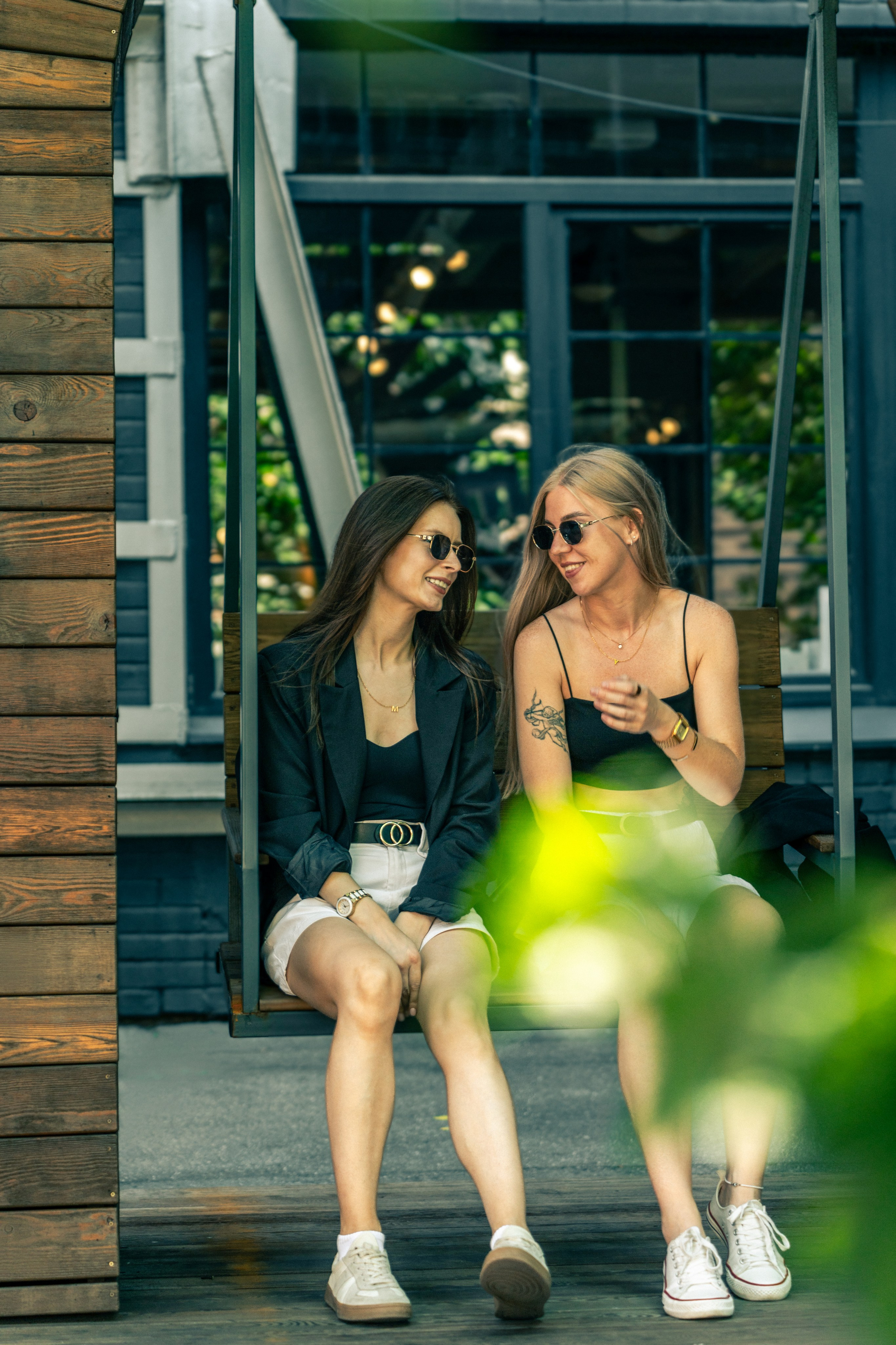 Фотосессия подружек в арт пространстве Artplay. Портретный фотограф в Москве Фарид Леонов